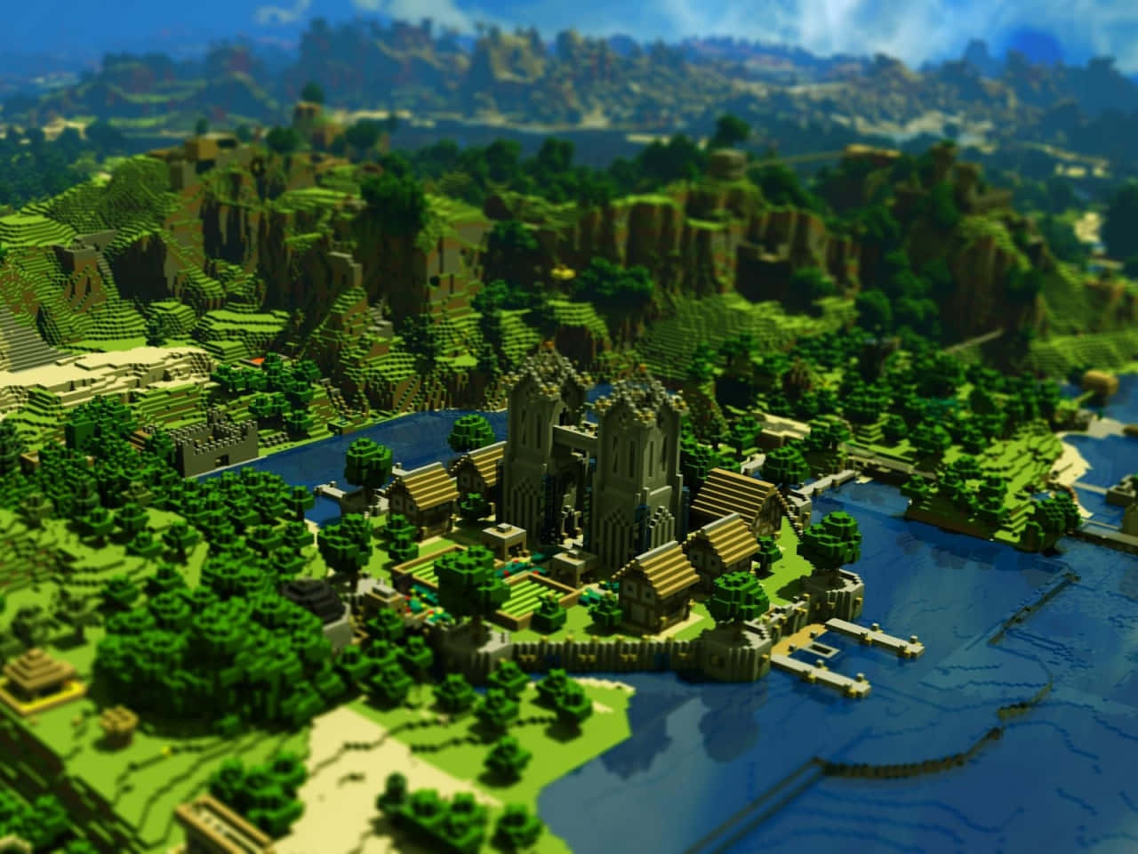 Minecraft Villages 桌布 壁紙 — 一座充滿活力的Minecraft風格城堡小鎮，坐落在藍色河流旁，四周環繞著翠綠的山丘，天空明亮。