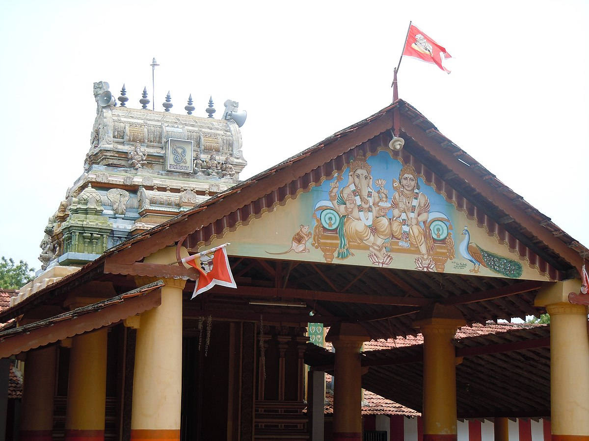 Hindu Temple 桌布 壁紙 — 一座充滿活力的印度教寺廟，擁有華麗的哥普蘭和色彩繽紛的壁畫，描繪著明亮天空下的神靈。