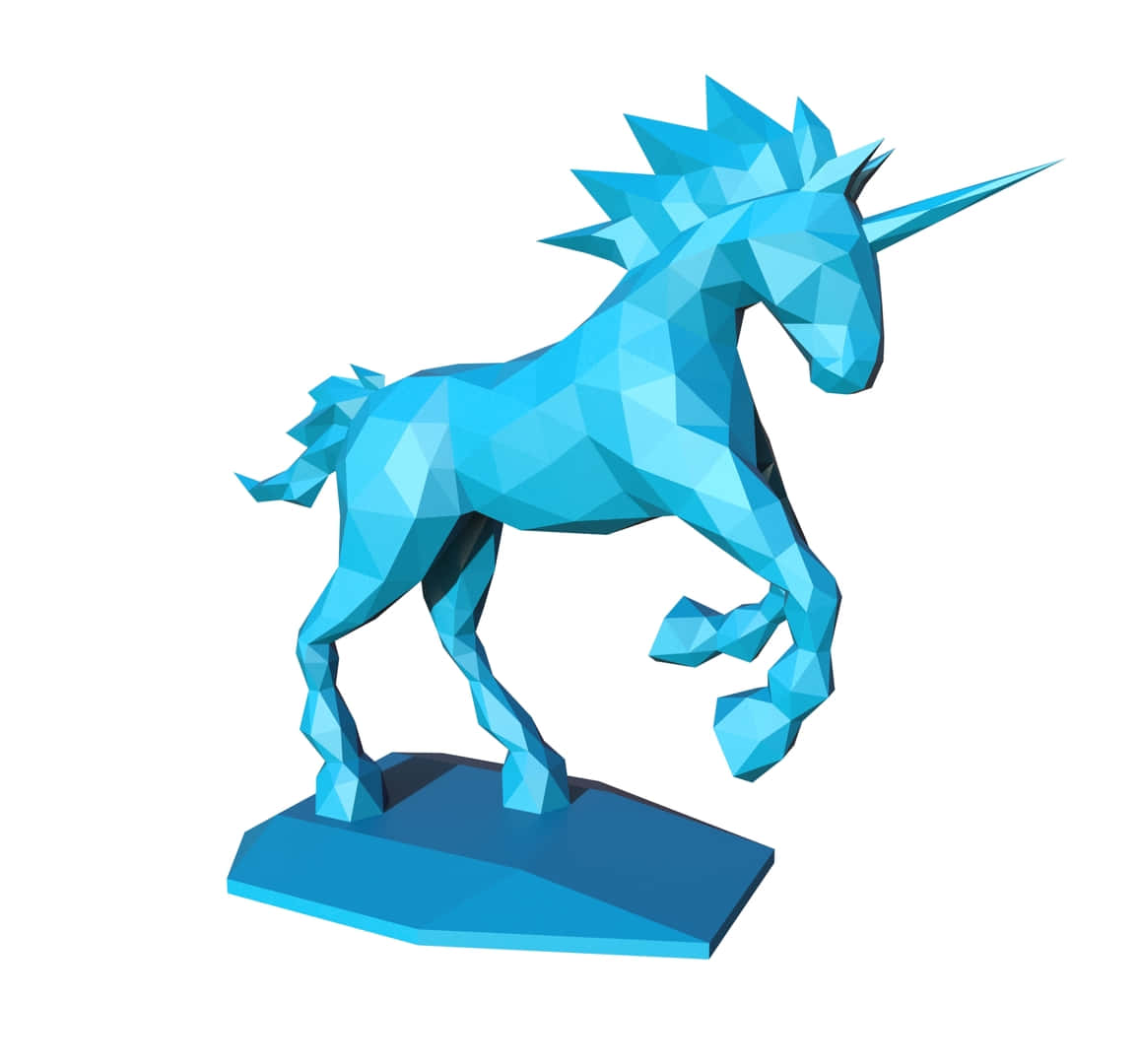 3d Unicorn 桌布 壁紙 — 一座充滿活力的藍色低多邊形獨角獸雕像，擁有尖銳的角和刺狀的鬃毛，站在相配的底座上，背景是純白色。