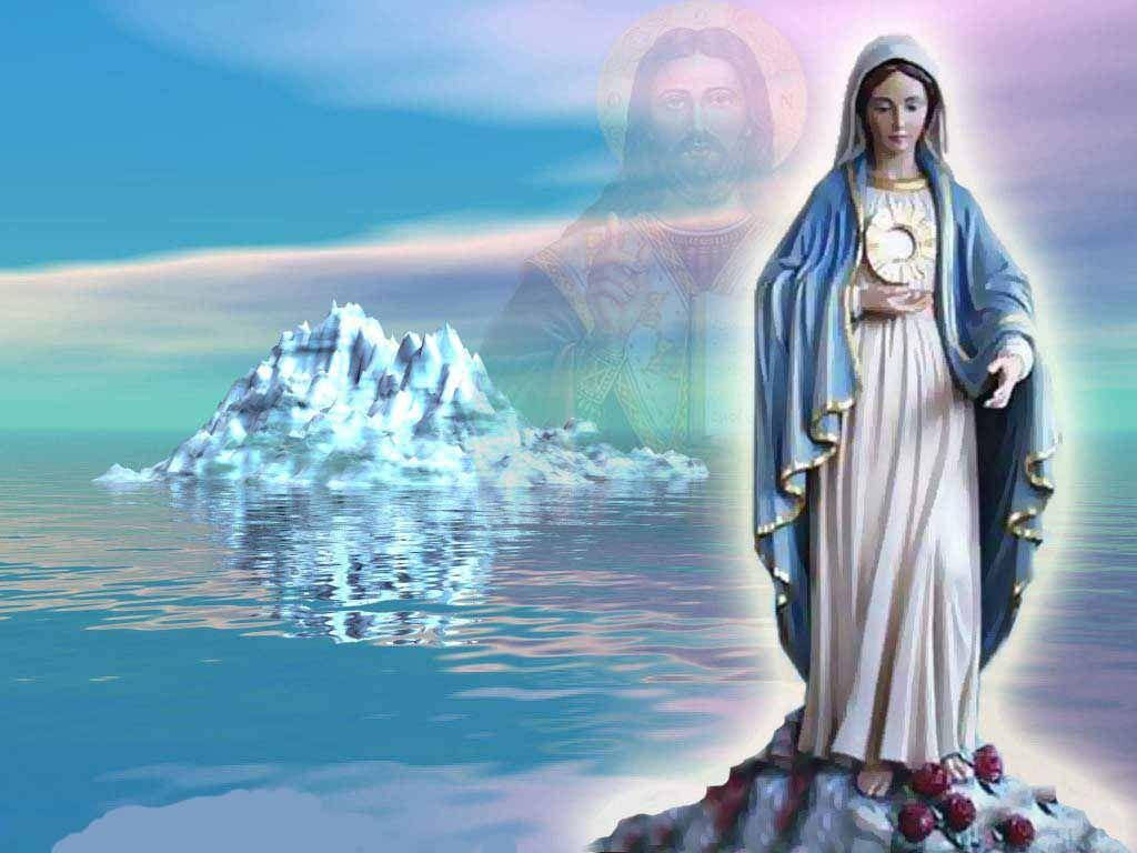 Virgin Mary 桌布 壁紙 — 一座光芒四射的聖母瑪利亞雕像矗立在岩石海岸上，旁邊是發光的冰山，一個半透明的耶穌形象在平靜的藍色水面上盤旋。