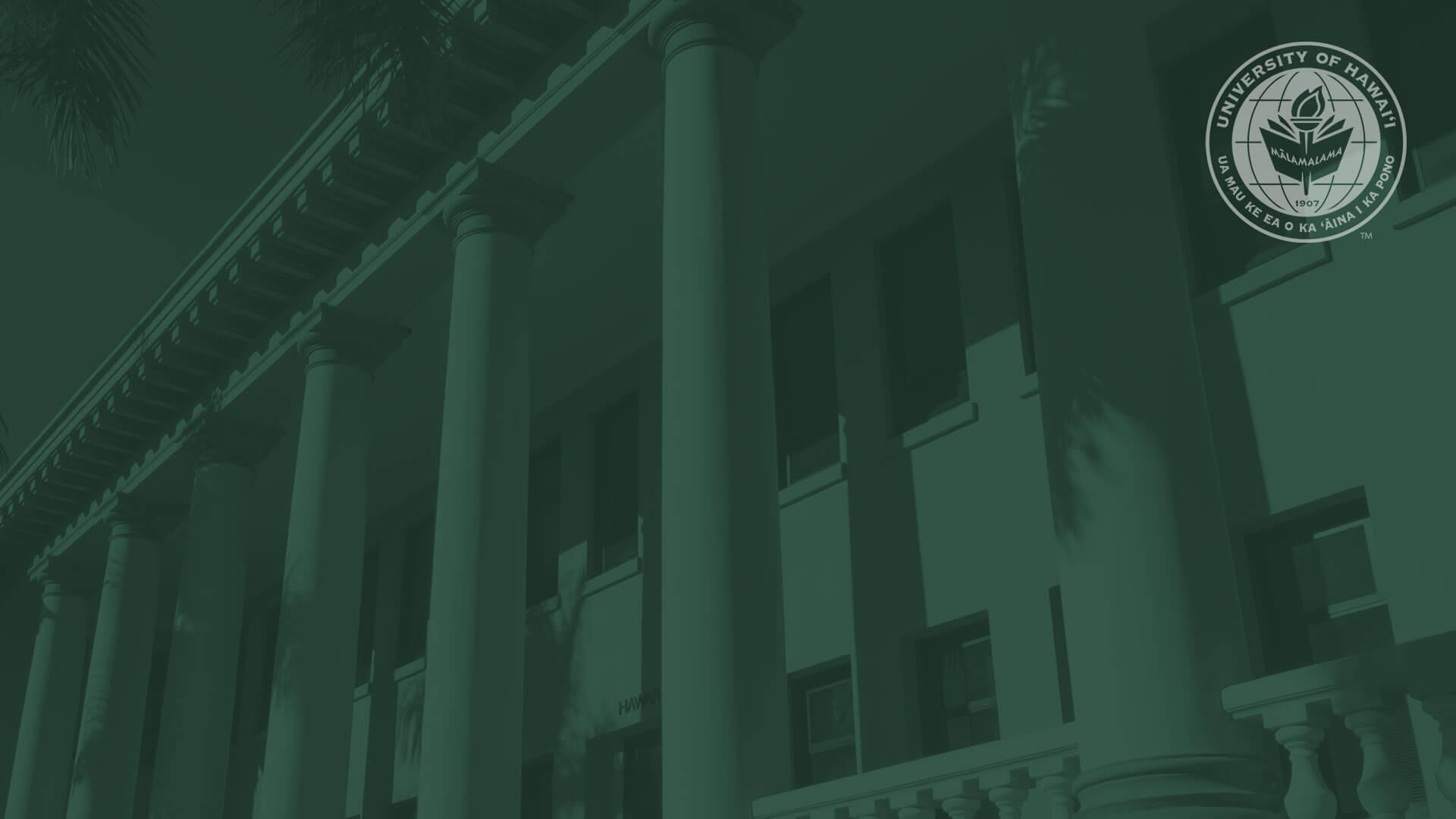 學校 桌布 壁紙 — 一座古典大學建築的低角度視圖，帶有藍綠色調，高柱和可見標誌。