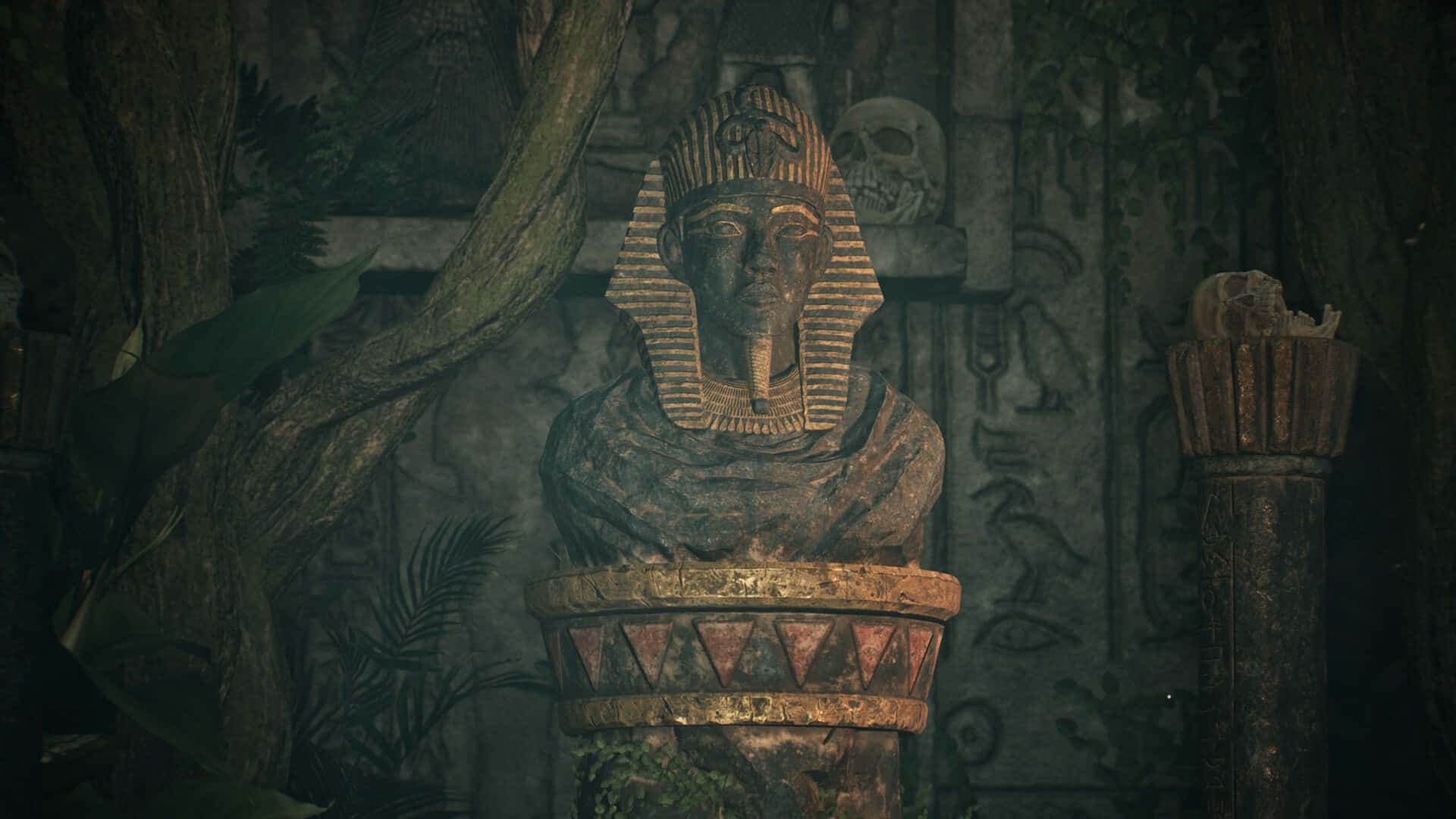 Ancient Egypt 桌布 壁紙 — 一座古埃及法老半身像，風化且長滿青苔，矗立在黑暗的叢林神廟中，周圍環繞著藤蔓和象形文字。
