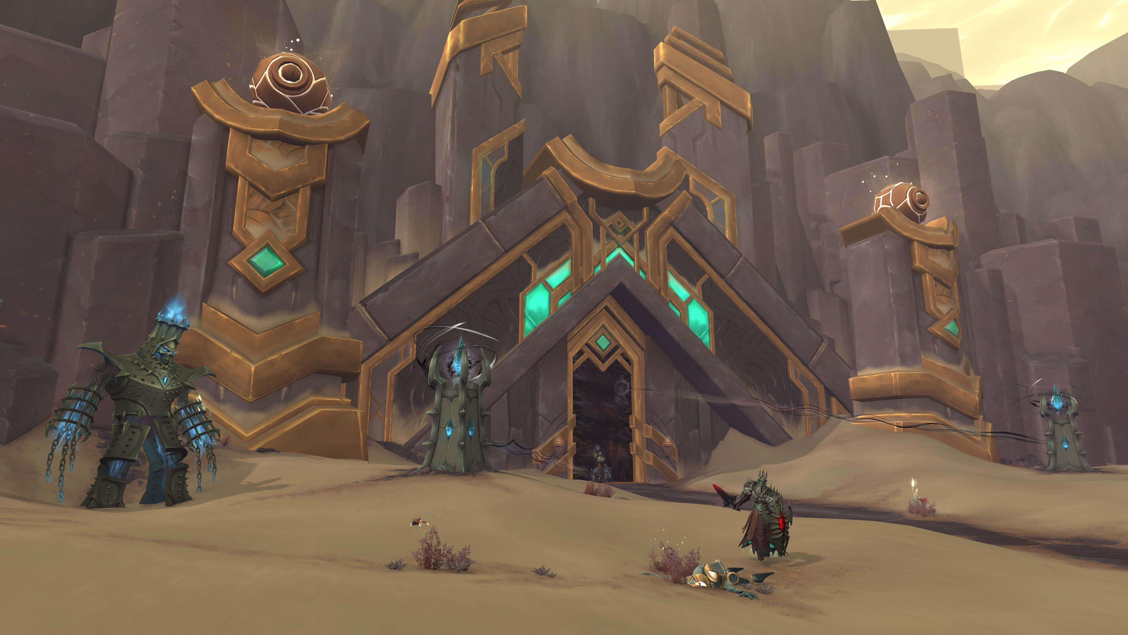 World Of Warcraft Shadowlands 桌布 壁紙 — 一座古老的金色寺廟，帶有發光的青綠色窗戶，矗立在沙漠峽谷中，身穿盔甲的人物守衛著入口。