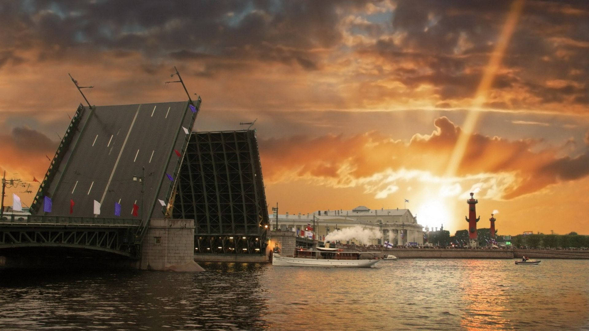 Saint Petersburg 桌布 壁紙 — 一座吊橋在日落時分升起，橫跨一條河流，河上有蒸汽船和歷史建築，天空呈現火熱的橙色。