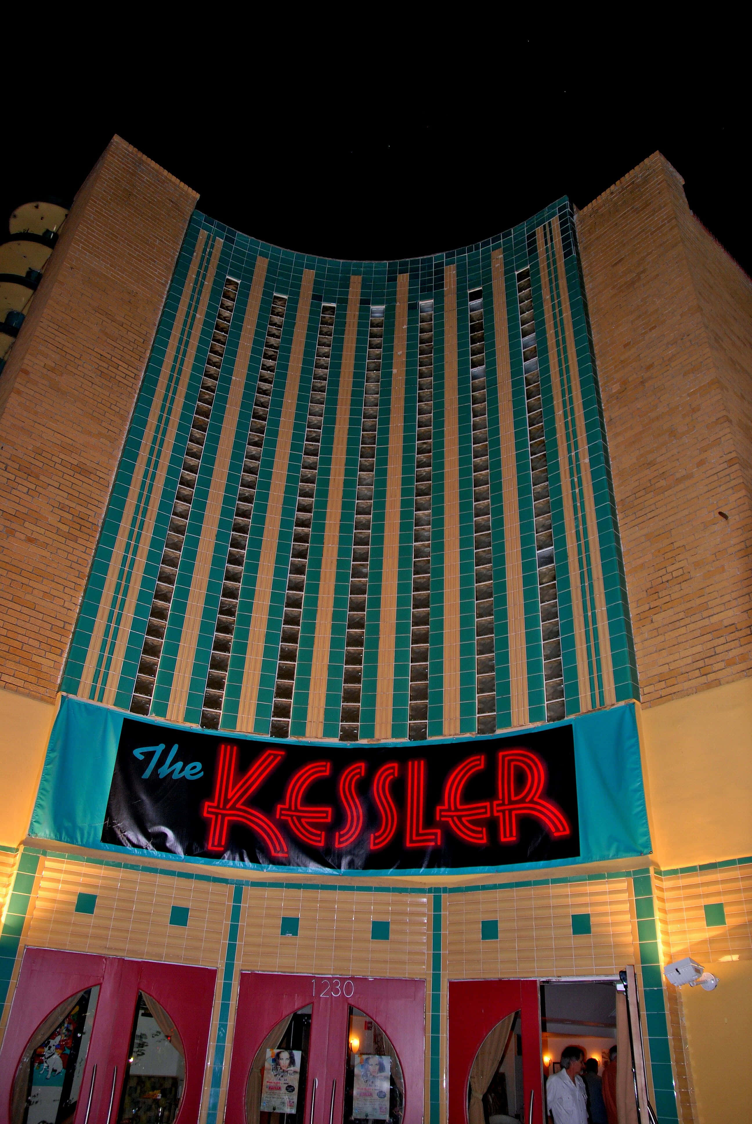 dallas 桌布 壁紙 — 一座名為「The Kessler」的高聳裝飾藝術風格劇院，在繁星點點的夜空下閃耀著鮮豔的霓虹招牌。