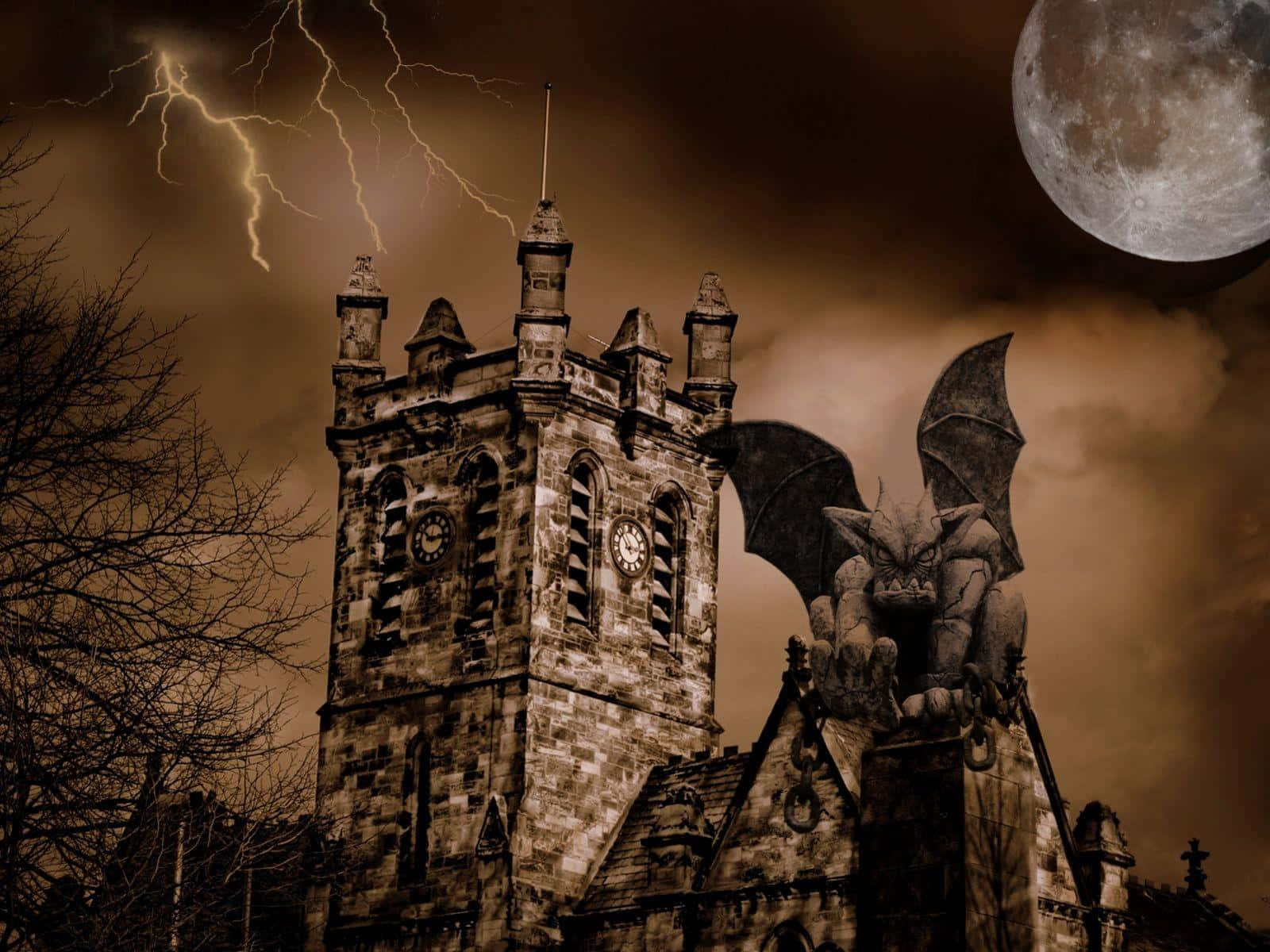 Gargoyle 桌布 壁紙 — 一座哥德式石教堂塔樓，帶有滴水嘴獸，在雷電交加、滿月的暴風雨天空下。