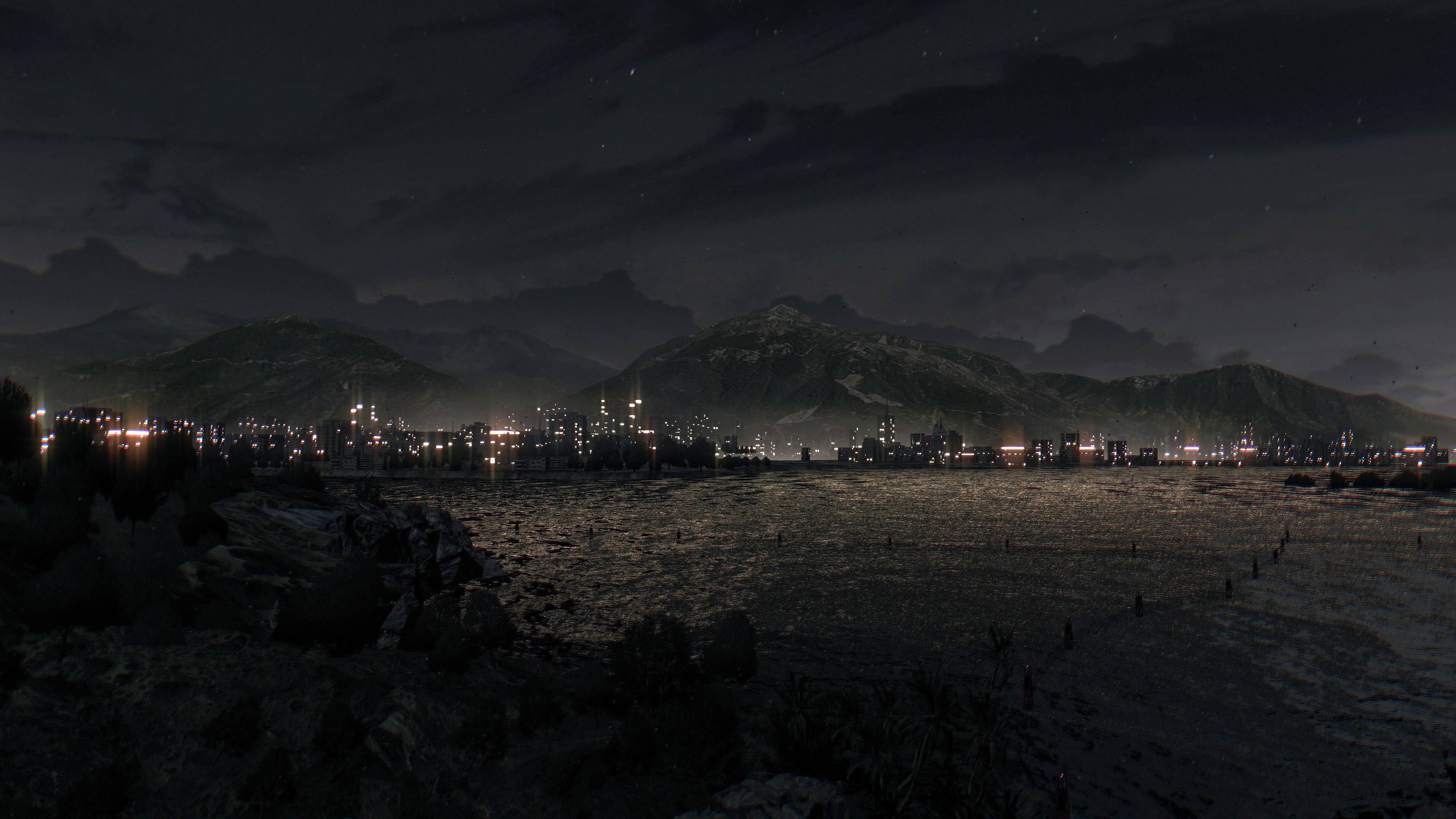Dying Light 桌布 壁紙 — 一座坐落於山脈中的廣闊城市，在繁星點點的夜空下閃耀，烏雲飄過。