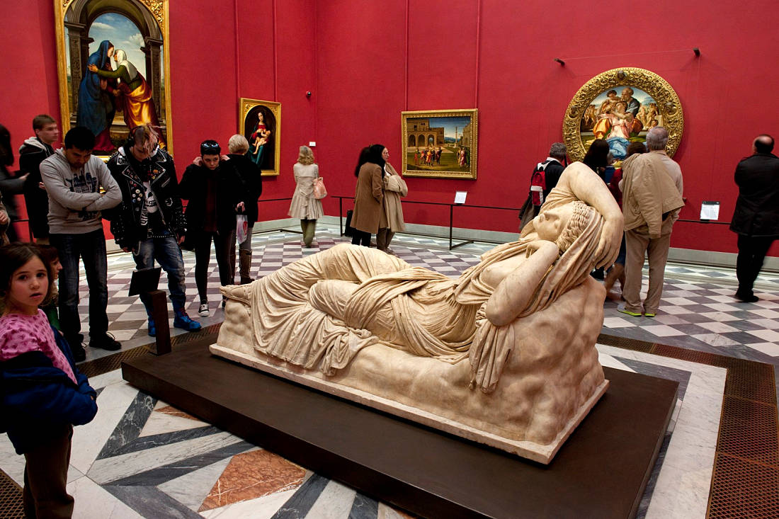 Museum 桌布 壁紙 — 一座大理石躺臥雕像，位於宏偉畫廊，紅牆，參觀者觀賞古典畫作。