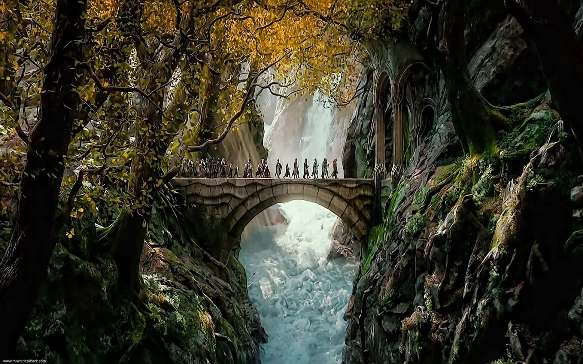 Lotr 桌布 壁紙 — 一座奇幻橋樑拱跨在奔騰的瀑布之上，一群冒險者正走過長滿苔蘚的森林峽谷。