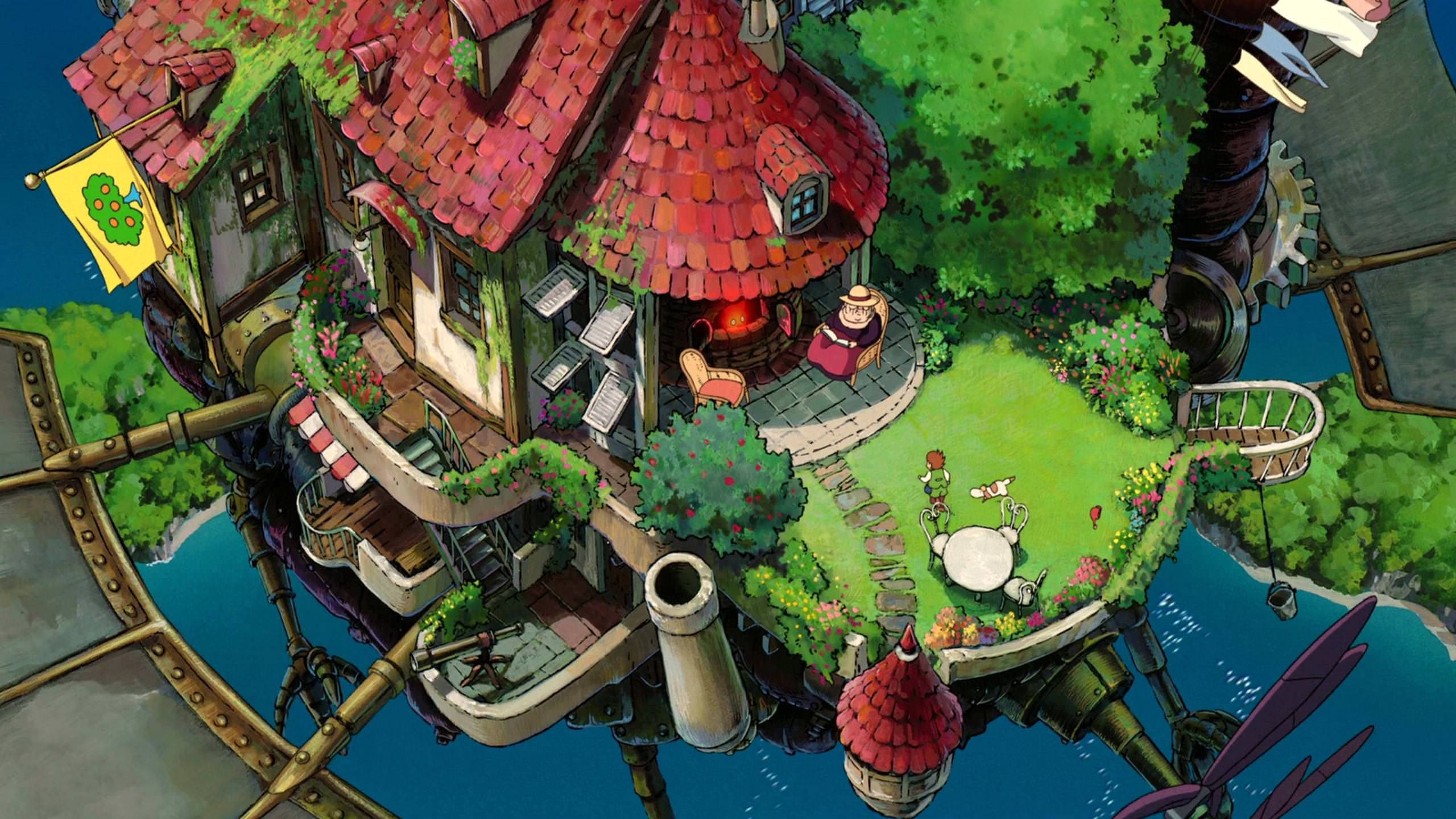 Studio 桌布 壁紙 — 一座奇幻的漂浮房屋，擁有紅色瓦片屋頂和茂密的綠色植物，坐落於機械飛艇之上，漂浮在藍色海洋上空。