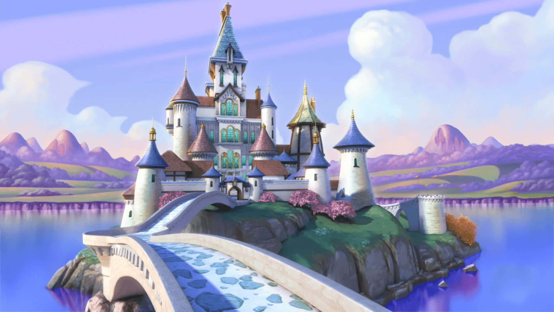 Sofia The First 桌布 壁紙 — 一座奇特的動畫城堡，擁有藍色屋頂和塔樓，坐落在岩石島上，由一座石橋連接，橫跨平靜的紫色水域，遠處山巒在柔和的粉彩天空下。