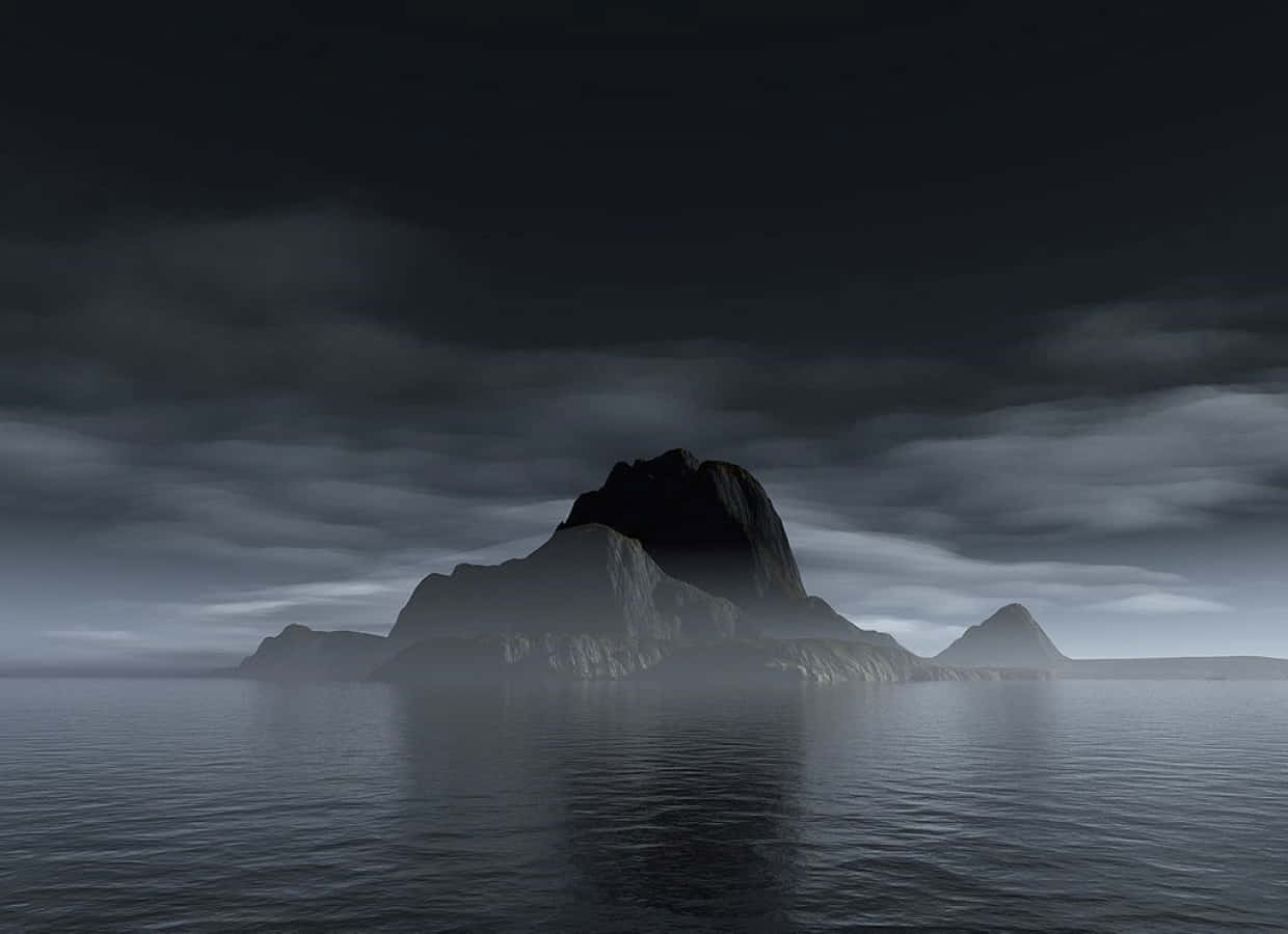Dark Island 桌布 壁紙 — 一座孤獨、崎嶇的山島從平靜、霧氣瀰漫的水域中升起，天空沉重、陰鬱的灰色。