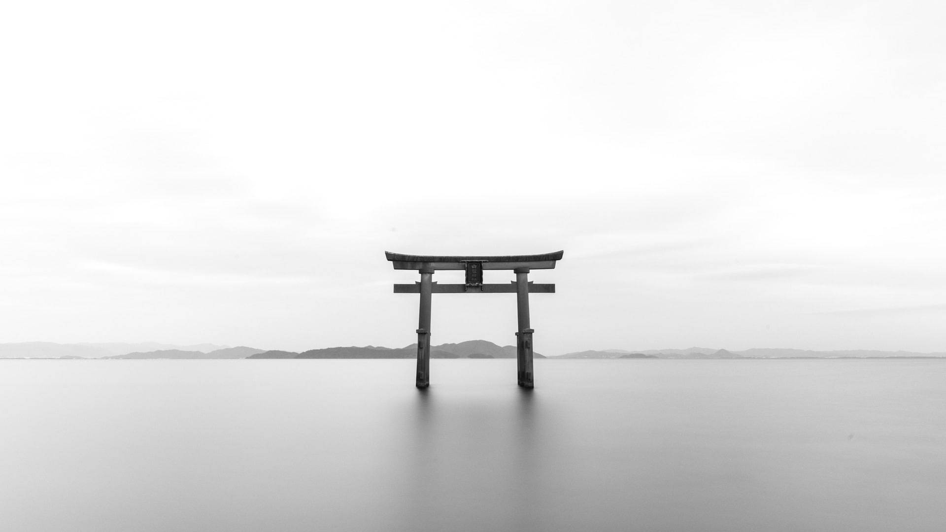 傳統日本鳥居在水中，遠方有山丘。 — 日本國旗 壁紙