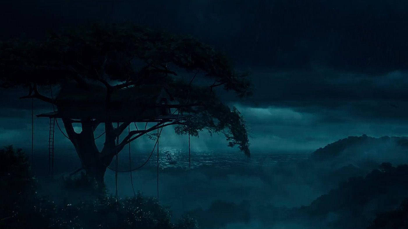 tarzan 桌布 壁紙 — 一座孤獨的樹屋棲息在一棵大樹上，在暴風雨的夜空下形成剪影，下方有發光的藍色薄霧。