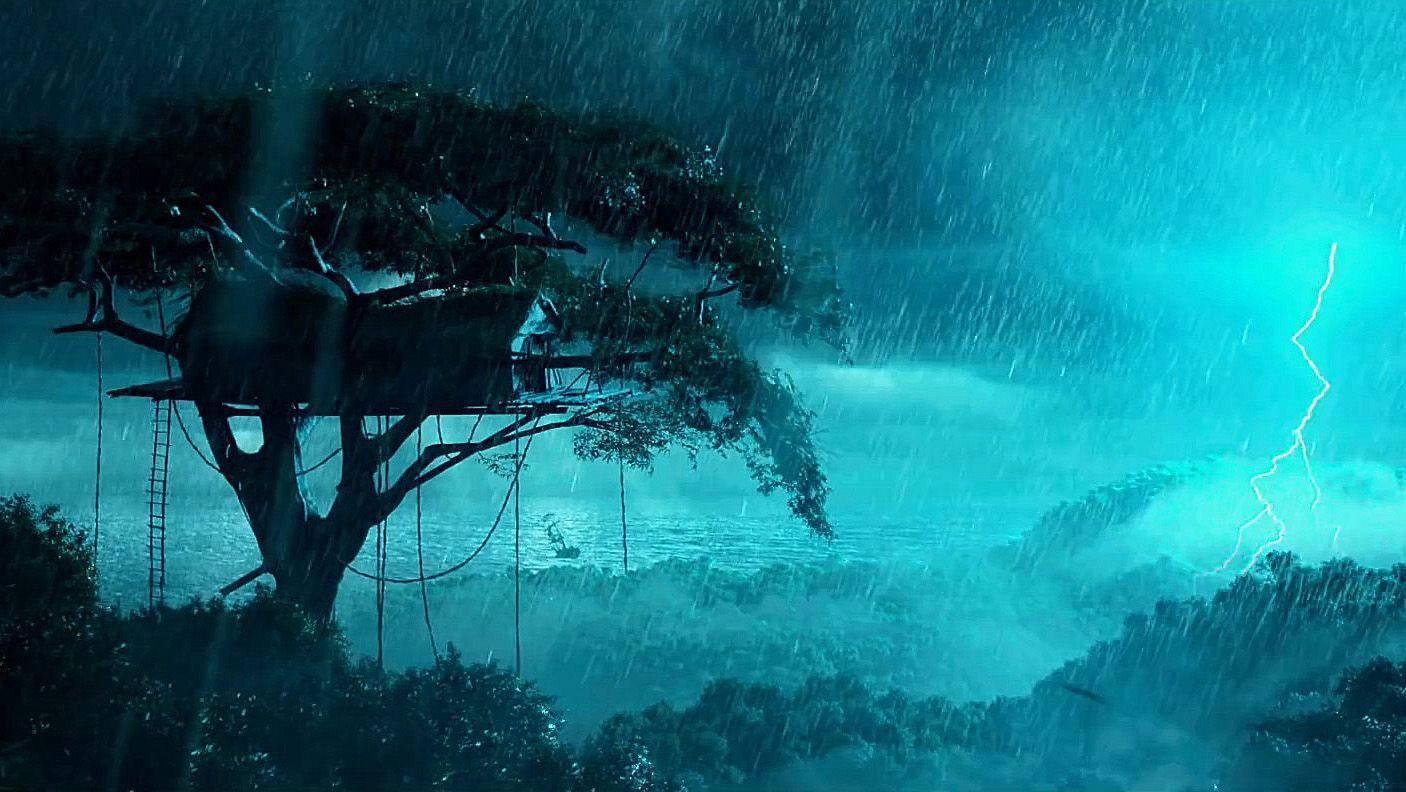 tarzan 桌布 壁紙 — 一座孤獨的樹屋棲息在暴風雨中的森林裡，閃電劃破天際，雨水以電光藍的色調傾瀉而下。