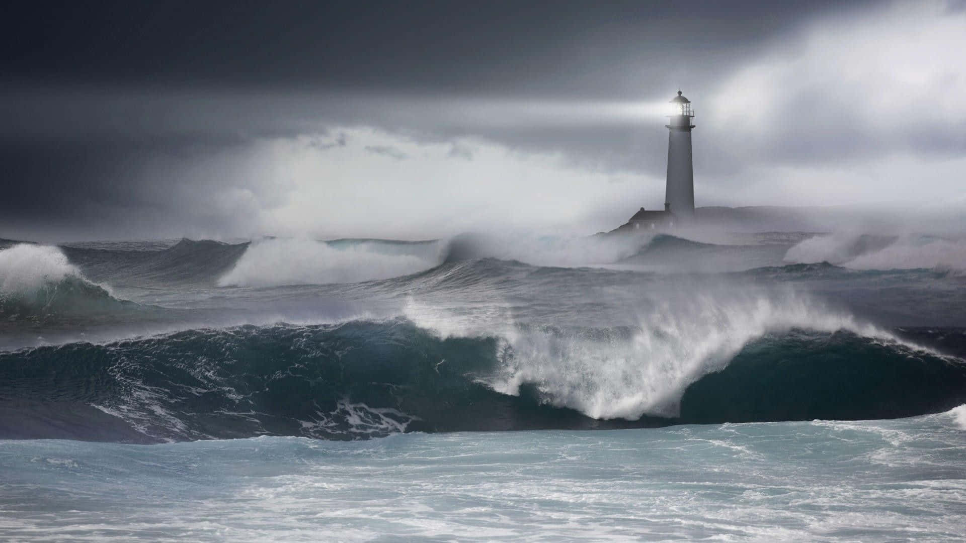 Ocean Storm 桌布 壁紙 — 一座孤獨的燈塔傲然挺立，對抗狂暴的海浪和陰沉的天空，其光束穿透風暴。