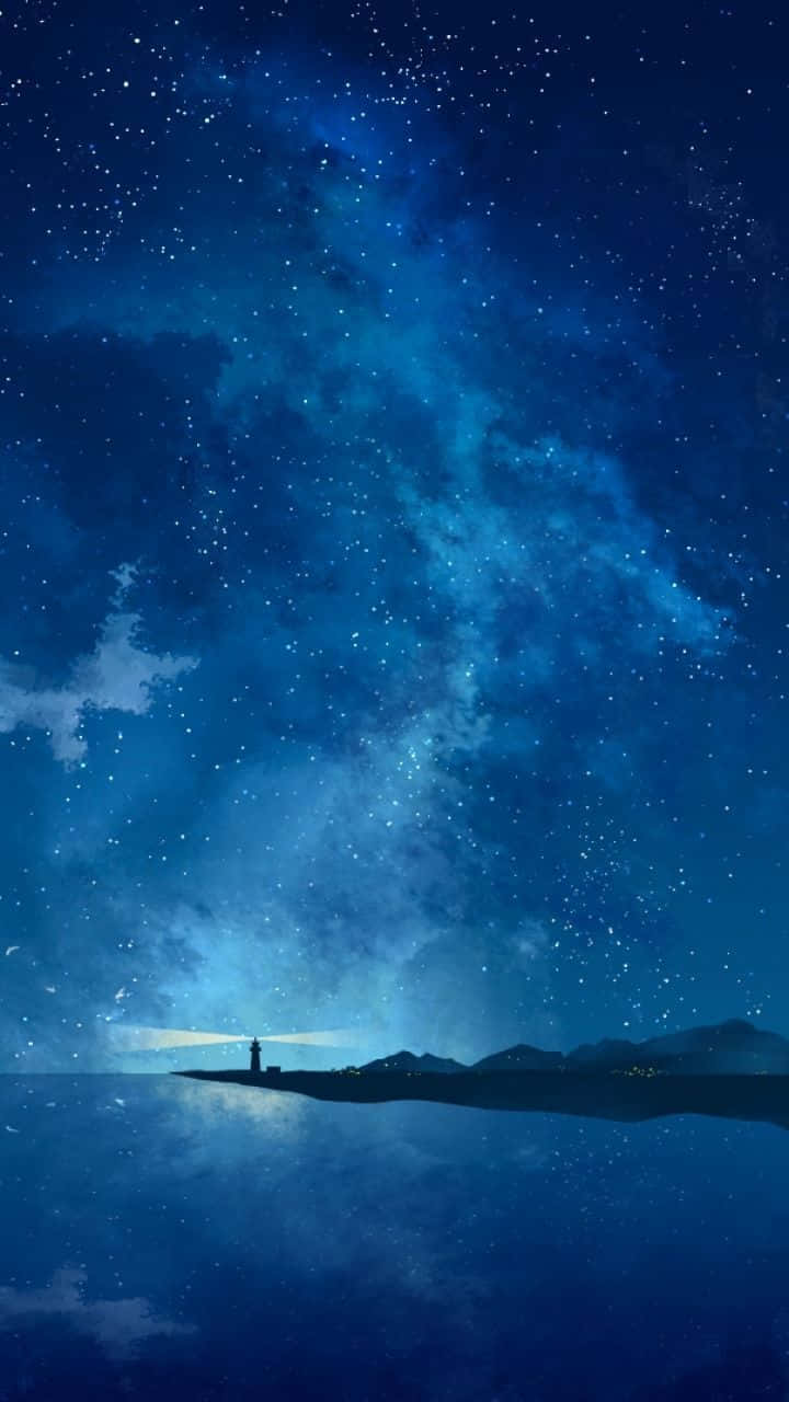 Stars 桌布 壁紙 — 一座孤獨的燈塔在平靜的海面上照射光芒，背景是繁星點點的深藍夜空，帶有輕柔的雲彩。