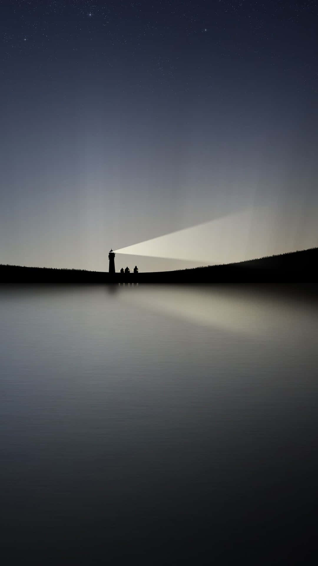 Calming iPhone 桌布 壁紙 — 一座孤獨的燈塔在繁星點點的夜空下，將明亮的白色光芒照射在平靜的湖面上。