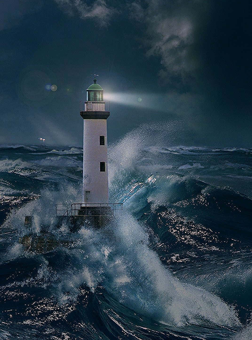 Lighthouse 桌布 壁紙 — 一座孤獨的白色燈塔在暴風雨中發出光芒，巨大的波浪在黑暗的天空下衝擊其底座。