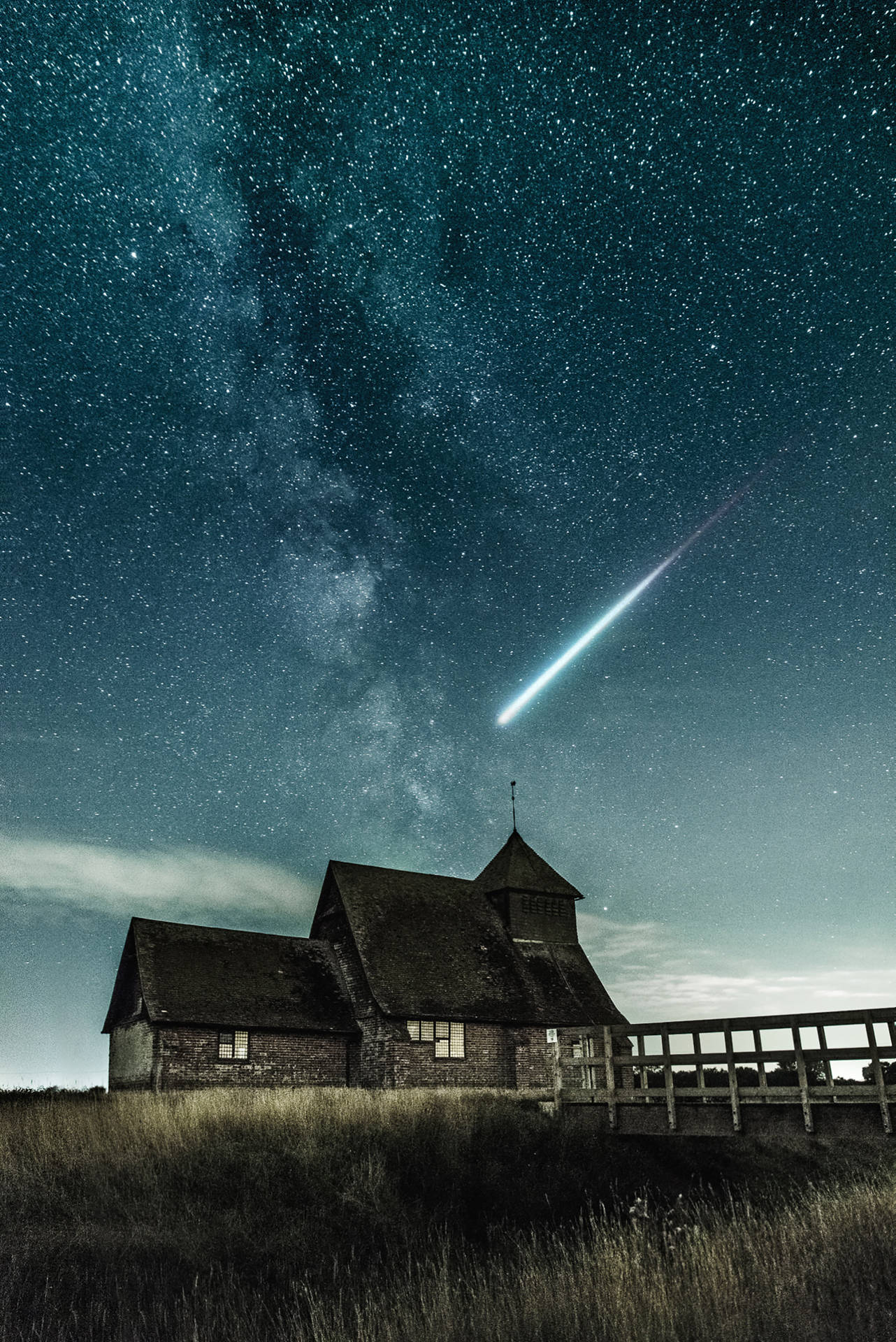 星空下帶有流星的古老石頭教堂 — 4K iPad 壁紙 壁紙