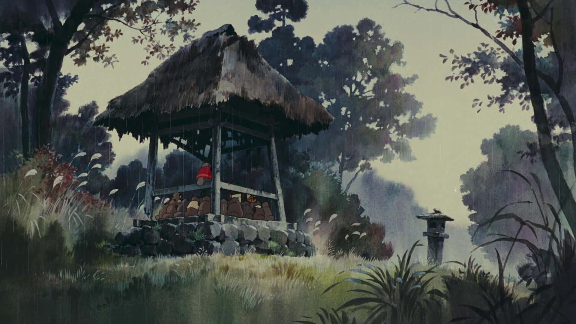 pom poko 桌布 壁紙 — 一座孤獨的茅草屋頂神社，坐落在迷霧森林中，紅色燈籠在雨中輕輕發光。