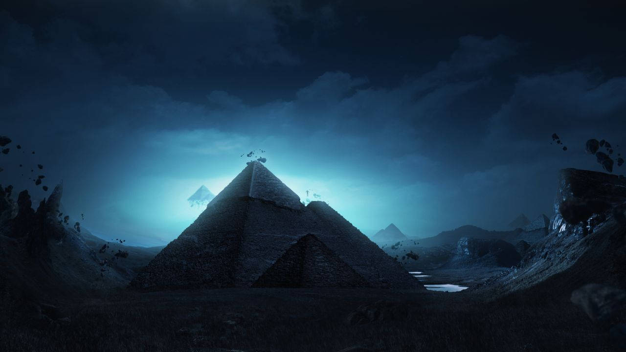pyramid 桌布 壁紙 — 一座孤獨的金字塔矗立在暴風雨的夜空下，背後有發光的藍光，周圍漂浮著碎片。