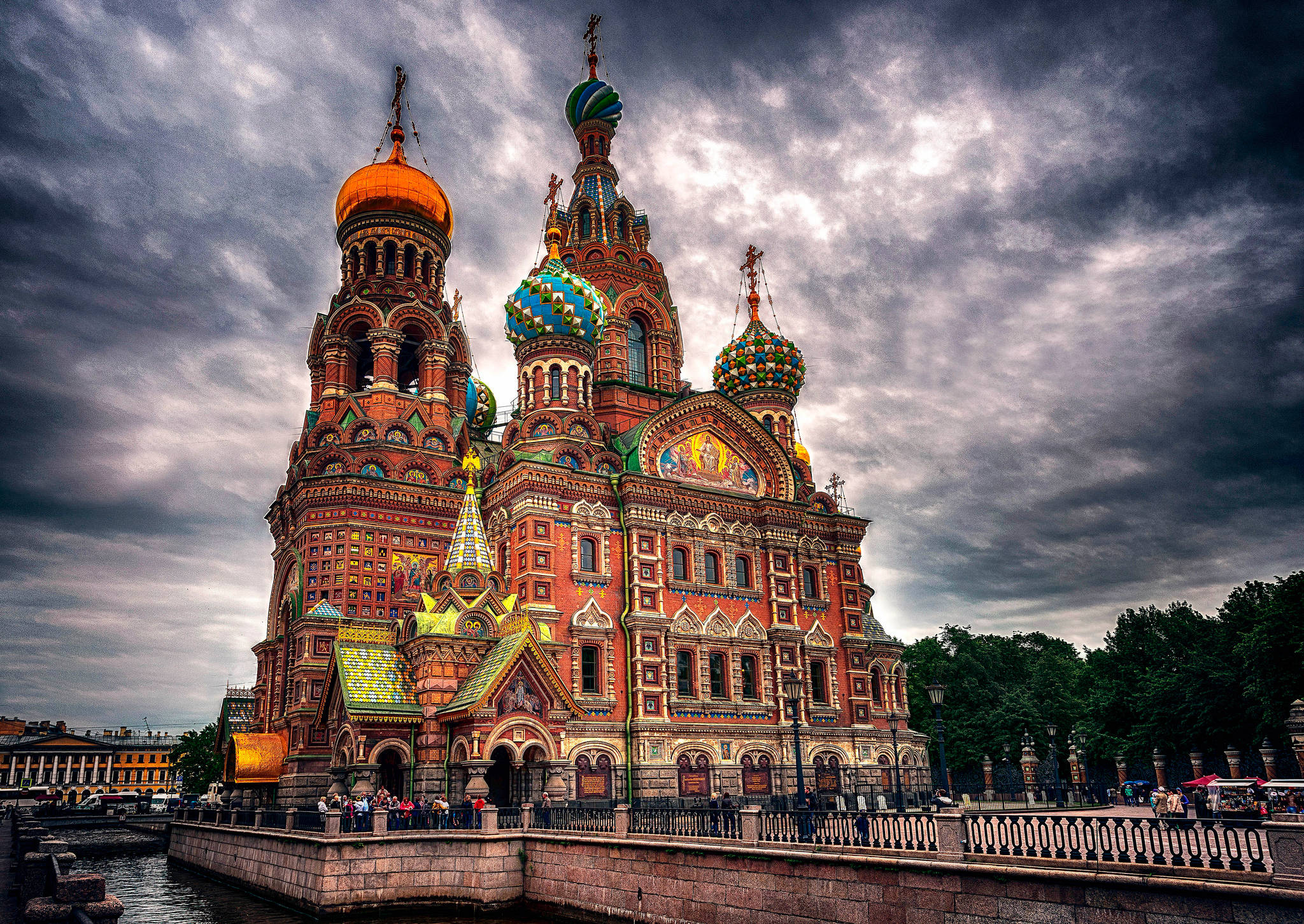 Russia 桌布 壁紙 — 一座宏偉的俄羅斯東正教教堂，擁有色彩繽紛的洋蔥形圓頂，在戲劇性的暴風雨天空下巍然聳立。