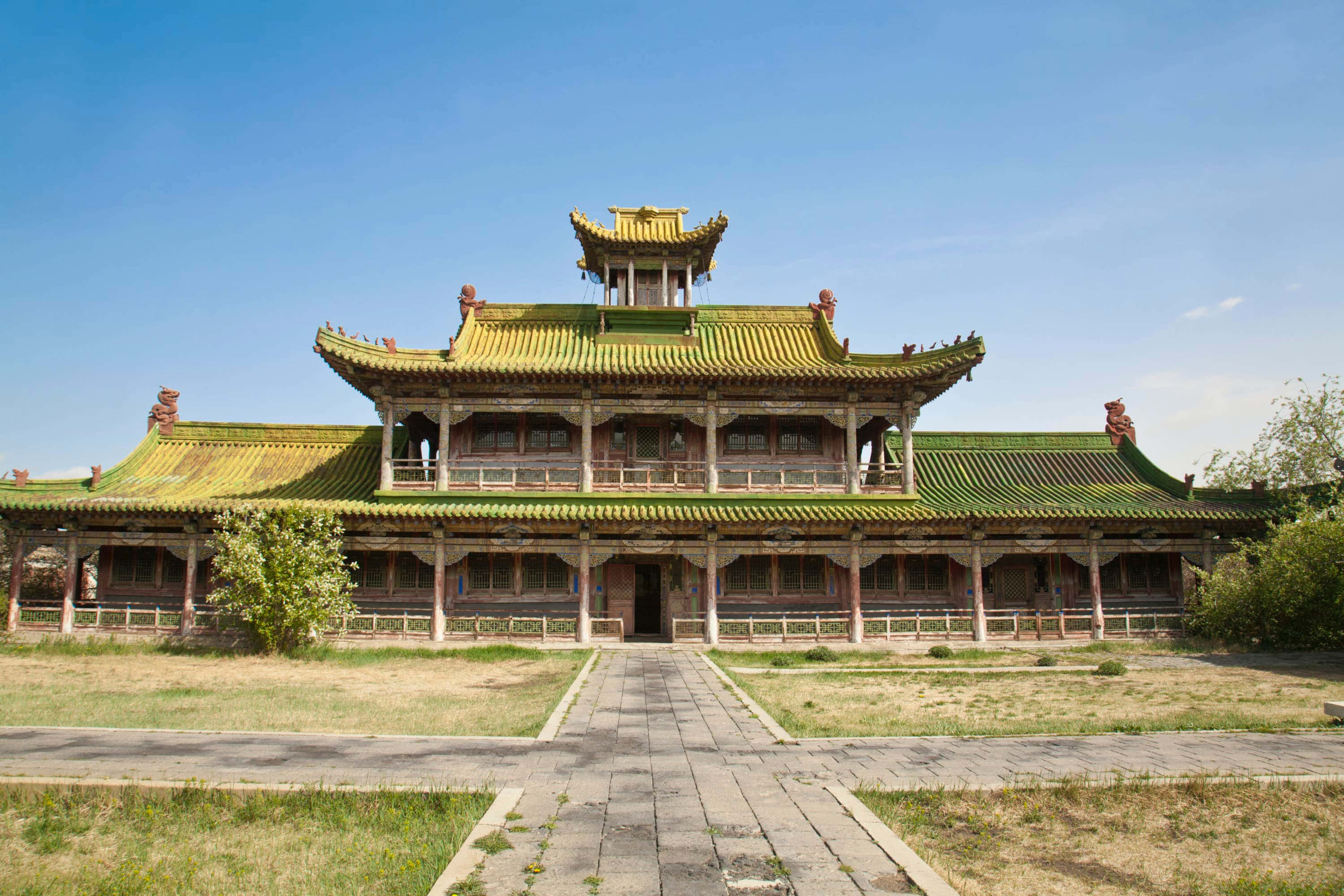 Mongolia 桌布 壁紙 — 一座宏偉的傳統中式宮殿，擁有綠色瓦頂和木柱，矗立在清澈的藍天下。