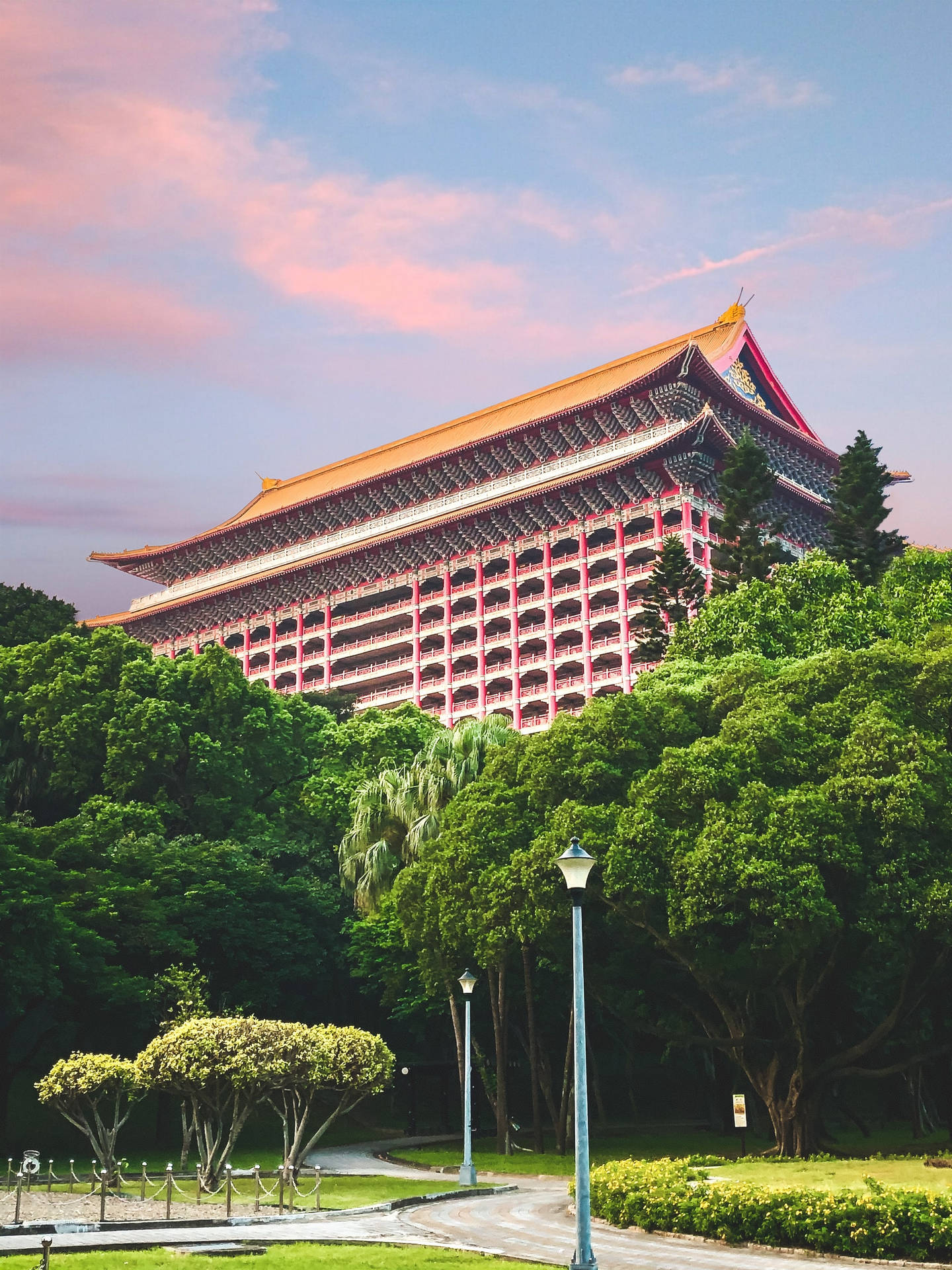 日落時分被綠樹環繞的宏偉傳統建築
