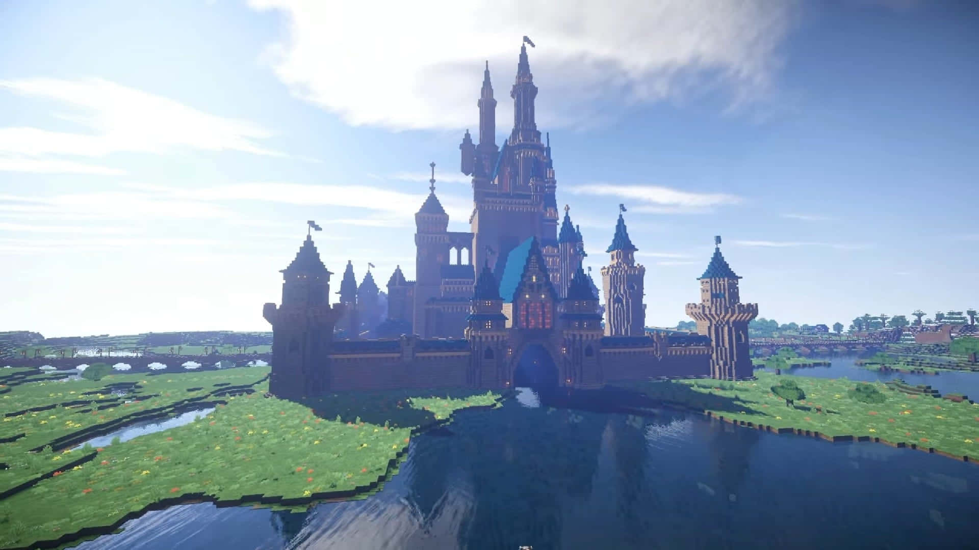 Minecraft Castles 桌布 壁紙 — 一座宏偉的像素化城堡，藍色屋頂和紅色城牆，矗立在一個長滿草的島嶼上，周圍是平靜的水面，上方是明亮的藍天。