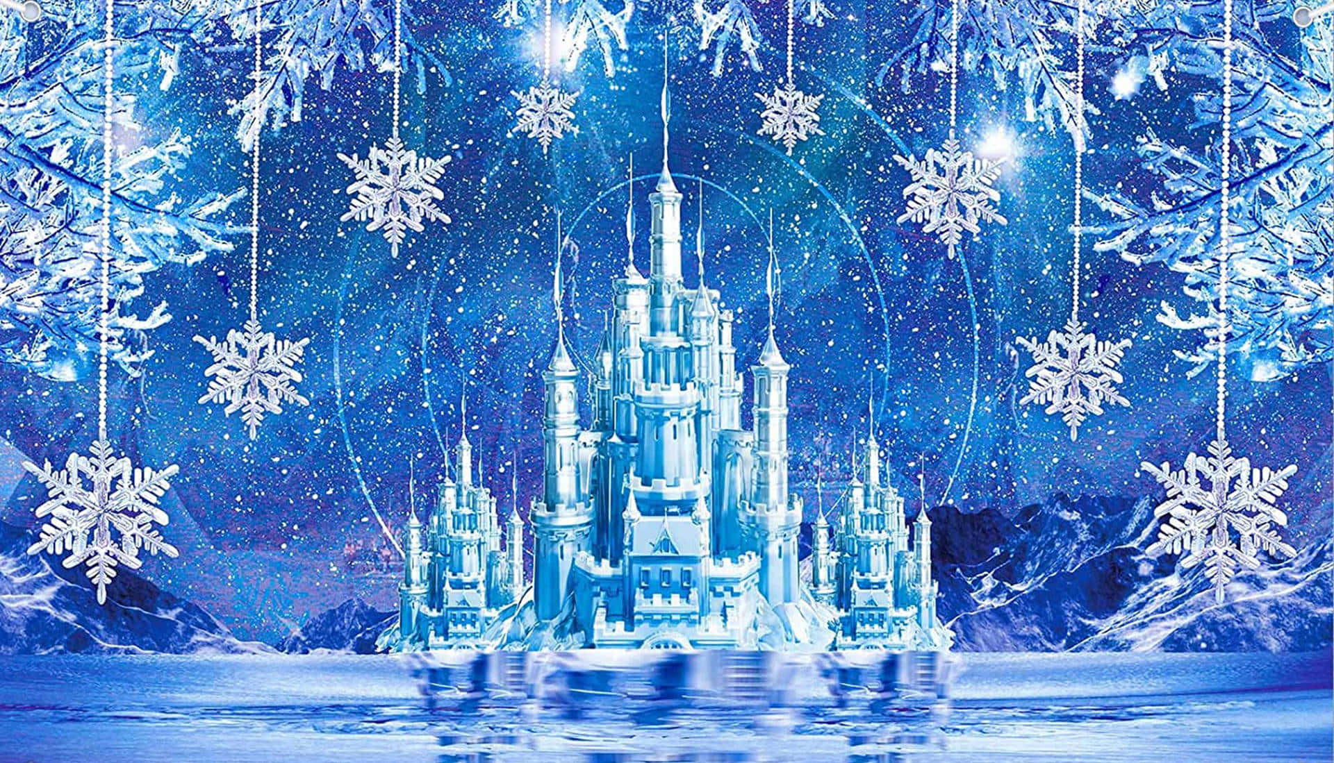 冰雪城堡 桌布 壁紙 — 一座宏偉的冰城堡在繁星點點的藍天下閃耀，背景有懸掛的雪花和雪山。