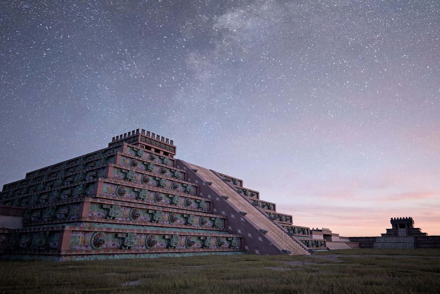 The Citadel 桌布 壁紙 — 一座宏偉的古代金字塔裝飾著色彩繽紛的壁畫，矗立在星空下，銀河在上方閃耀。
