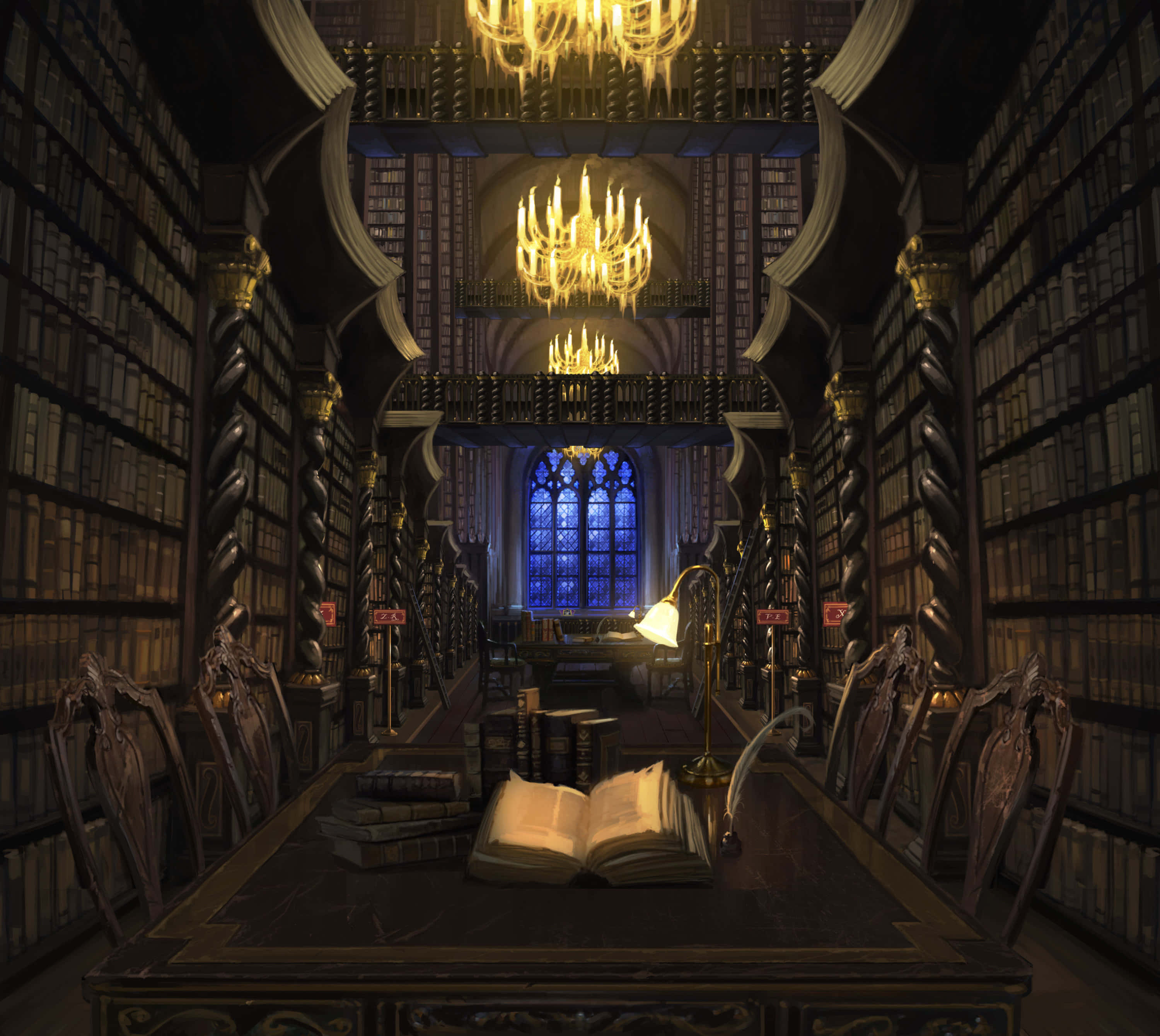 The Hogwarts Library 桌布 壁紙 — 一座宏偉的哥德式圖書館，擁有高聳的書架、華麗的吊燈，以及一扇彩色玻璃窗，將藍光投射在中央書桌上的一本打開的書上。