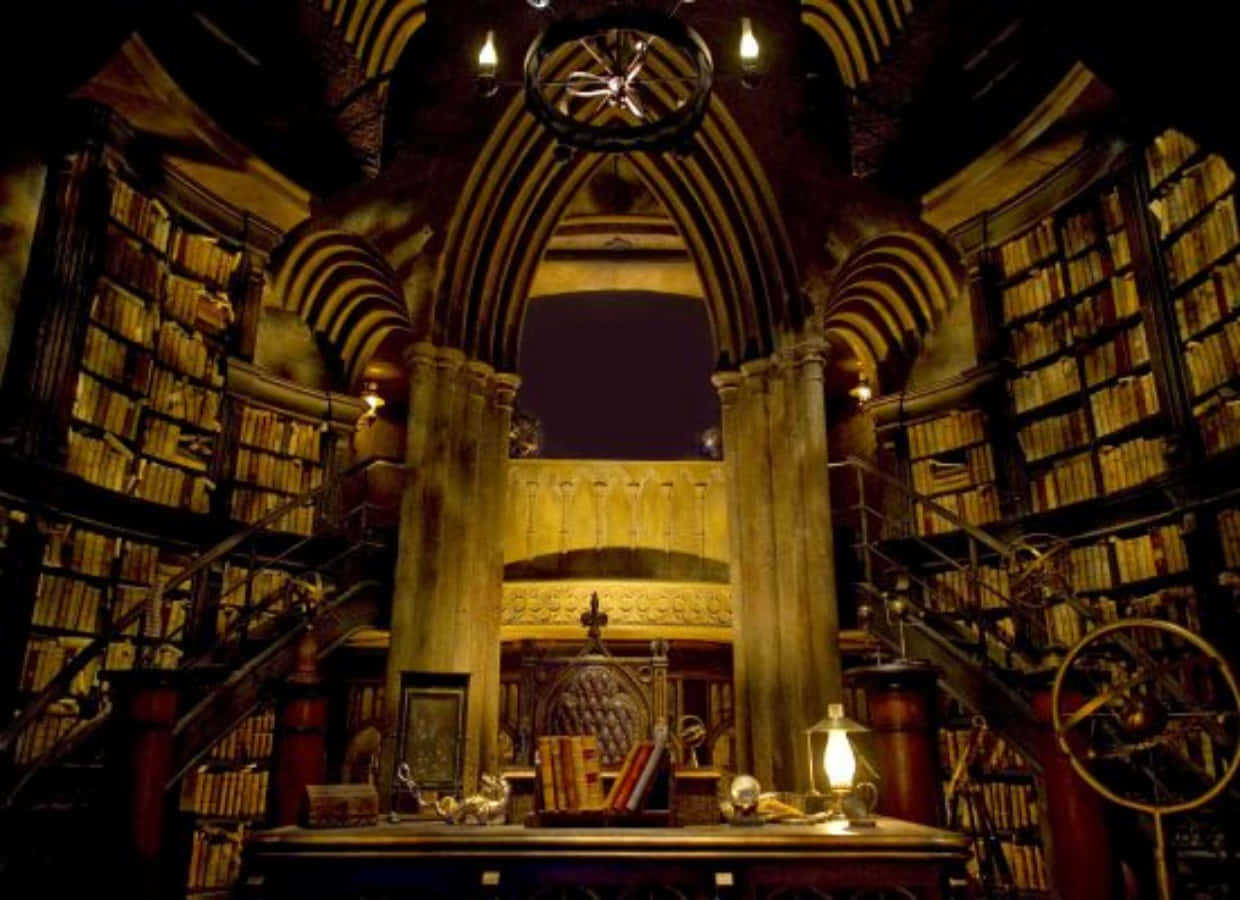 The Hogwarts Headmaster's Office 桌布 壁紙 — 一座宏偉的哥德式圖書館，擁有高聳的書架、拱形天花板，溫暖的燈籠光線照亮了古籍和中央的華麗書桌。
