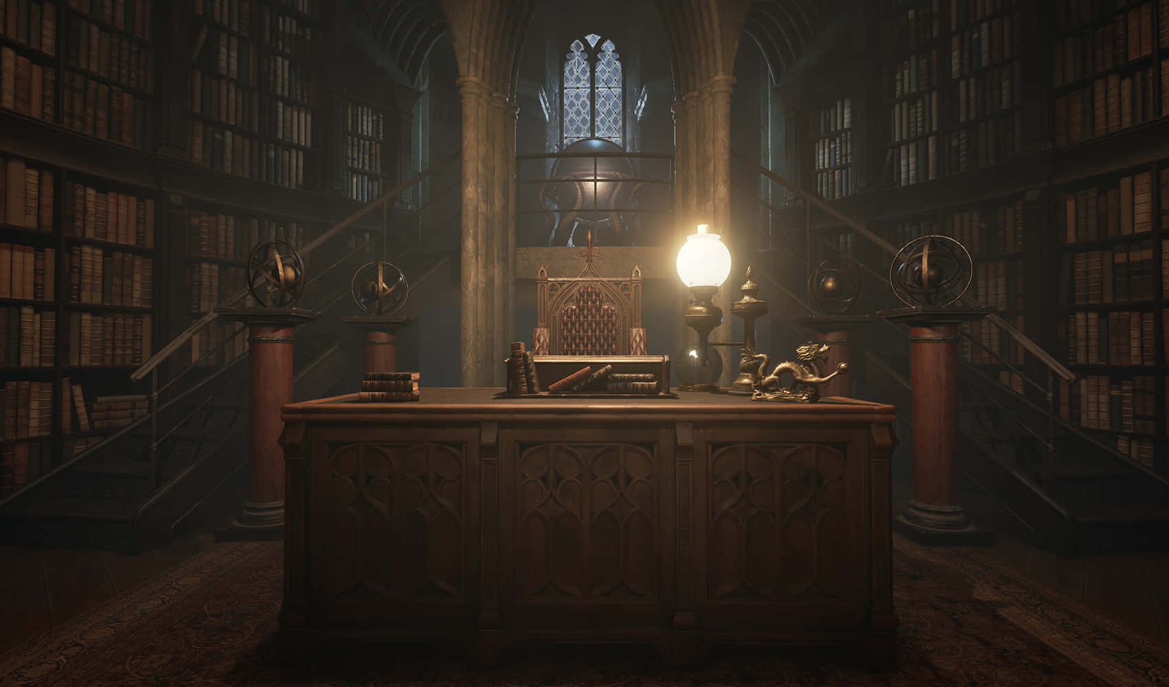 The Hogwarts Headmaster's Office 桌布 壁紙 — 一座宏偉的哥德式圖書館，擁有高聳的書架和中央華麗的書桌，由溫暖的燈光照亮。
