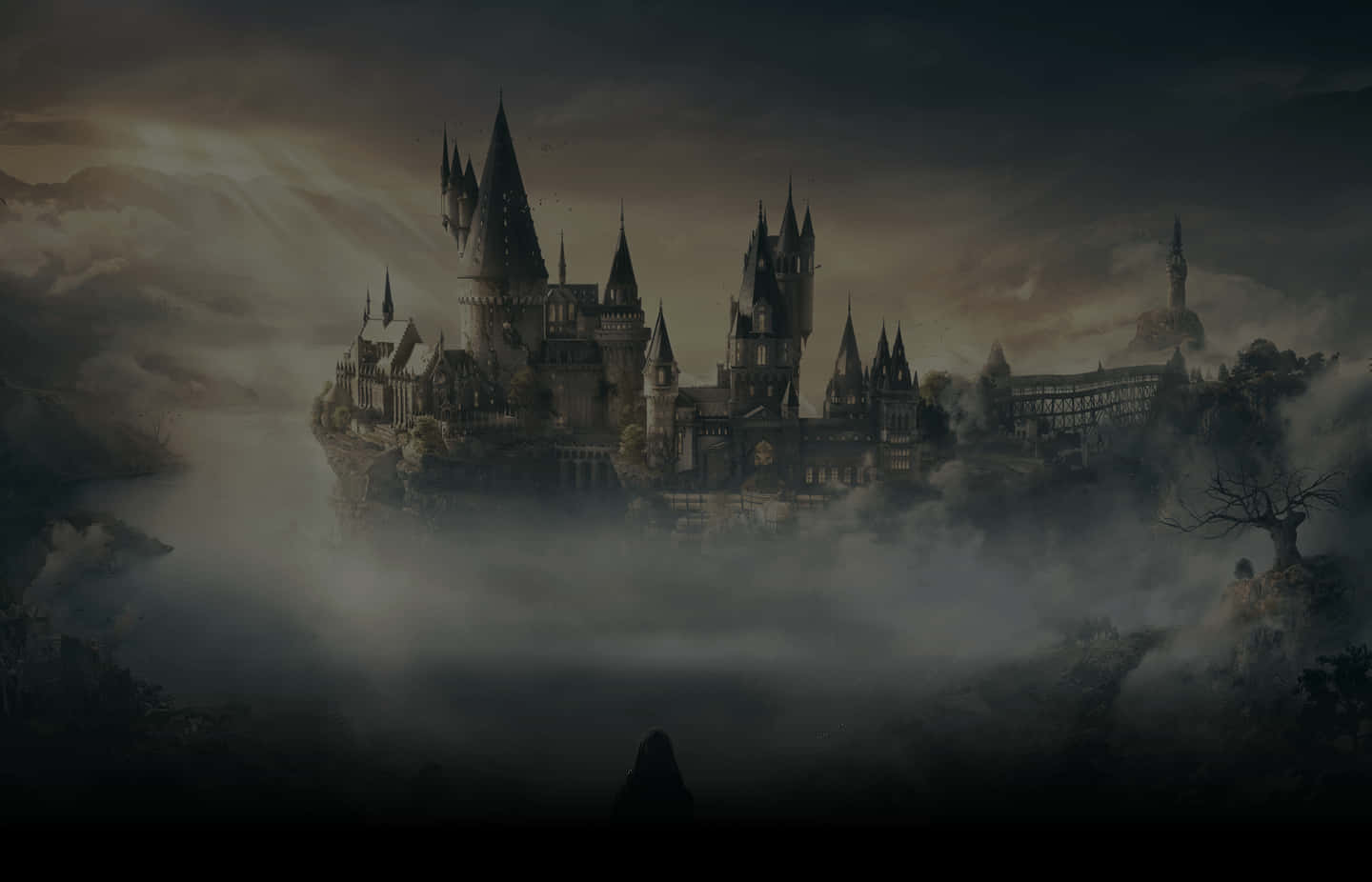 Hogwarts Desktop 桌布 壁紙 — 一座宏偉的哥德式城堡，尖塔聳立，從迷霧雲層中升起，背景是暴風雨黃昏的天空。