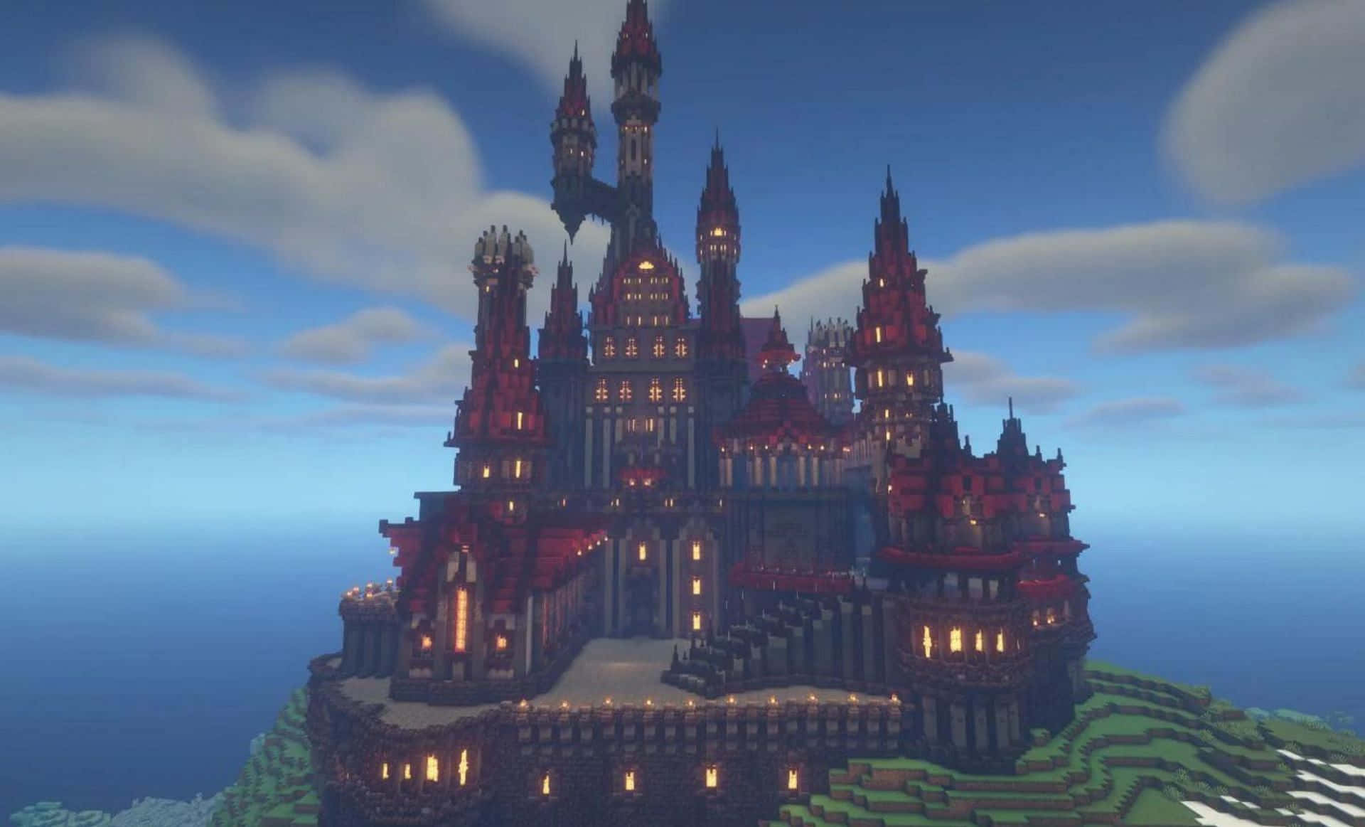Minecraft Castles 桌布 壁紙 — 一座宏偉的哥德式城堡，擁有紅色和黑色的尖塔，矗立在懸崖上，俯瞰著多雲天空下的海洋。