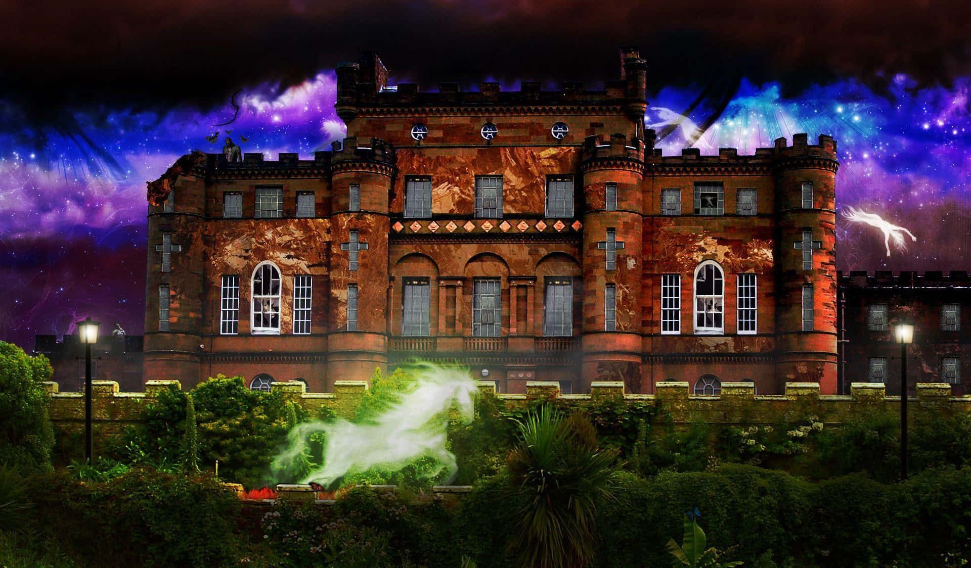 Mansion 桌布 壁紙 — 一座宏偉的哥德式城堡，窗戶發光，矗立在充滿活力的紫色和藍色星空下，其底部附近有幽靈般的幻影盤旋。