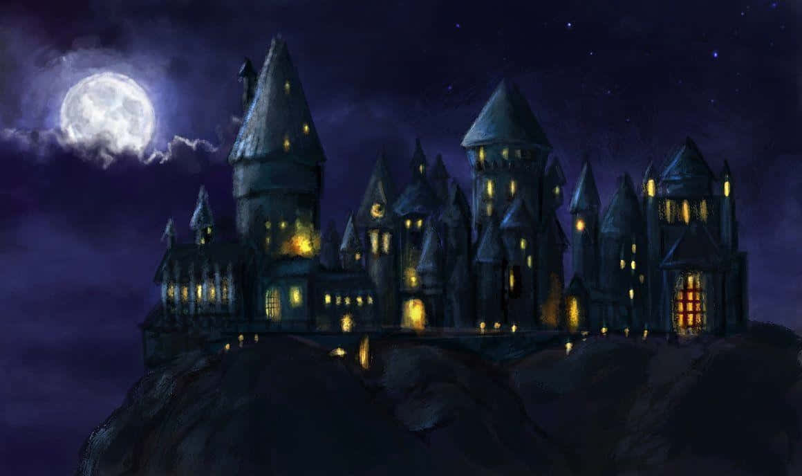 Hogwarts Castle 桌布 壁紙 — 一座宏偉的哥德式城堡坐落在懸崖上，滿月下窗戶閃爍著光芒，映襯著繁星點點的夜空。