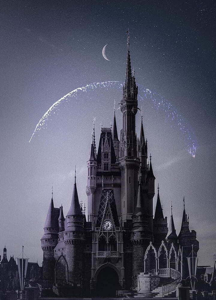 迪士尼 桌布 壁紙 — 一座宏偉的哥德式城堡矗立在星空夜空下，上方有一彎新月和一條發光的彗星弧線。