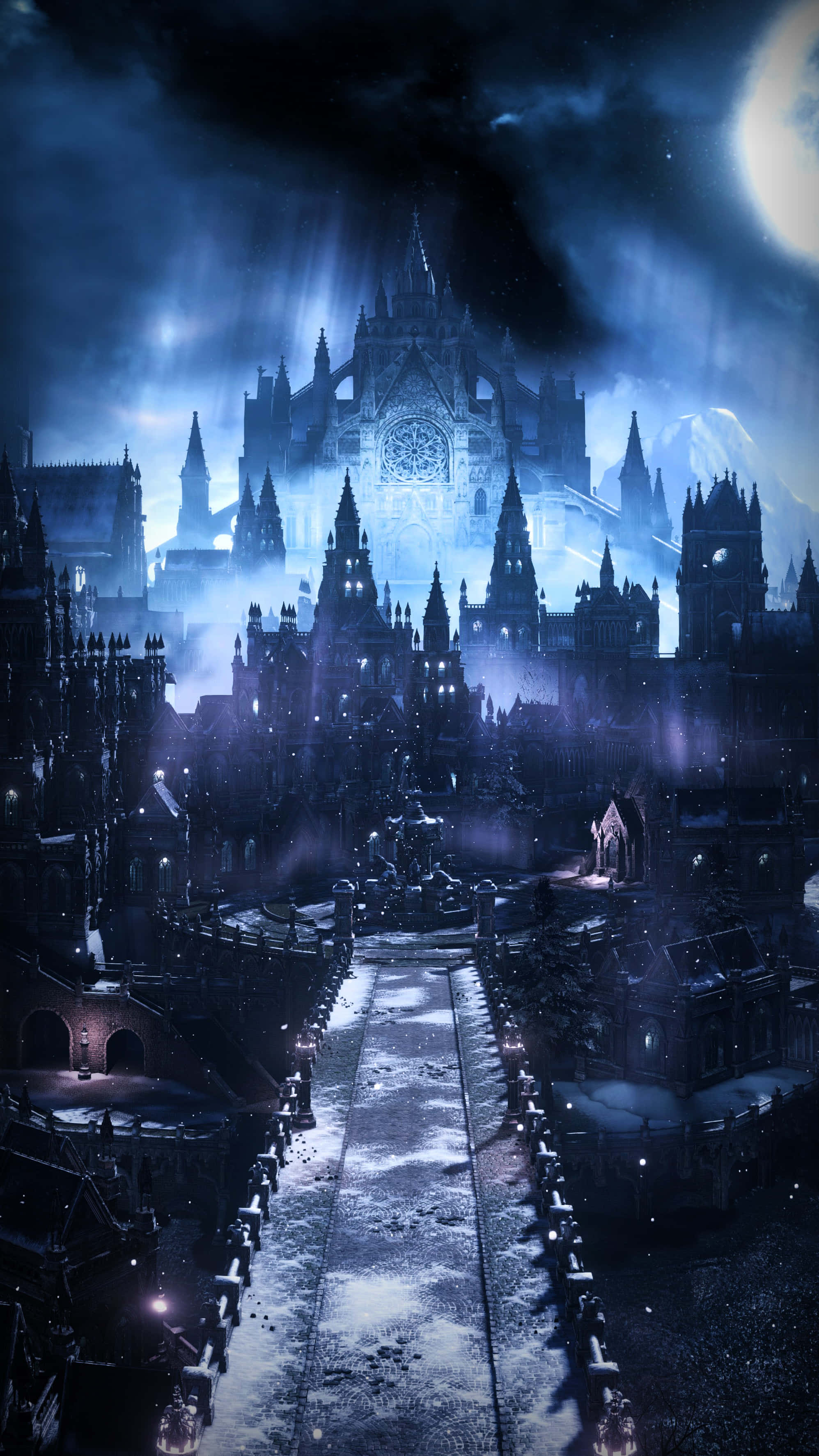 Dark Realm 桌布 壁紙 — 一座宏偉的哥德式大教堂在月光照耀的天空下若隱若現，薄霧在黑暗的中世紀城市景觀中盤旋。