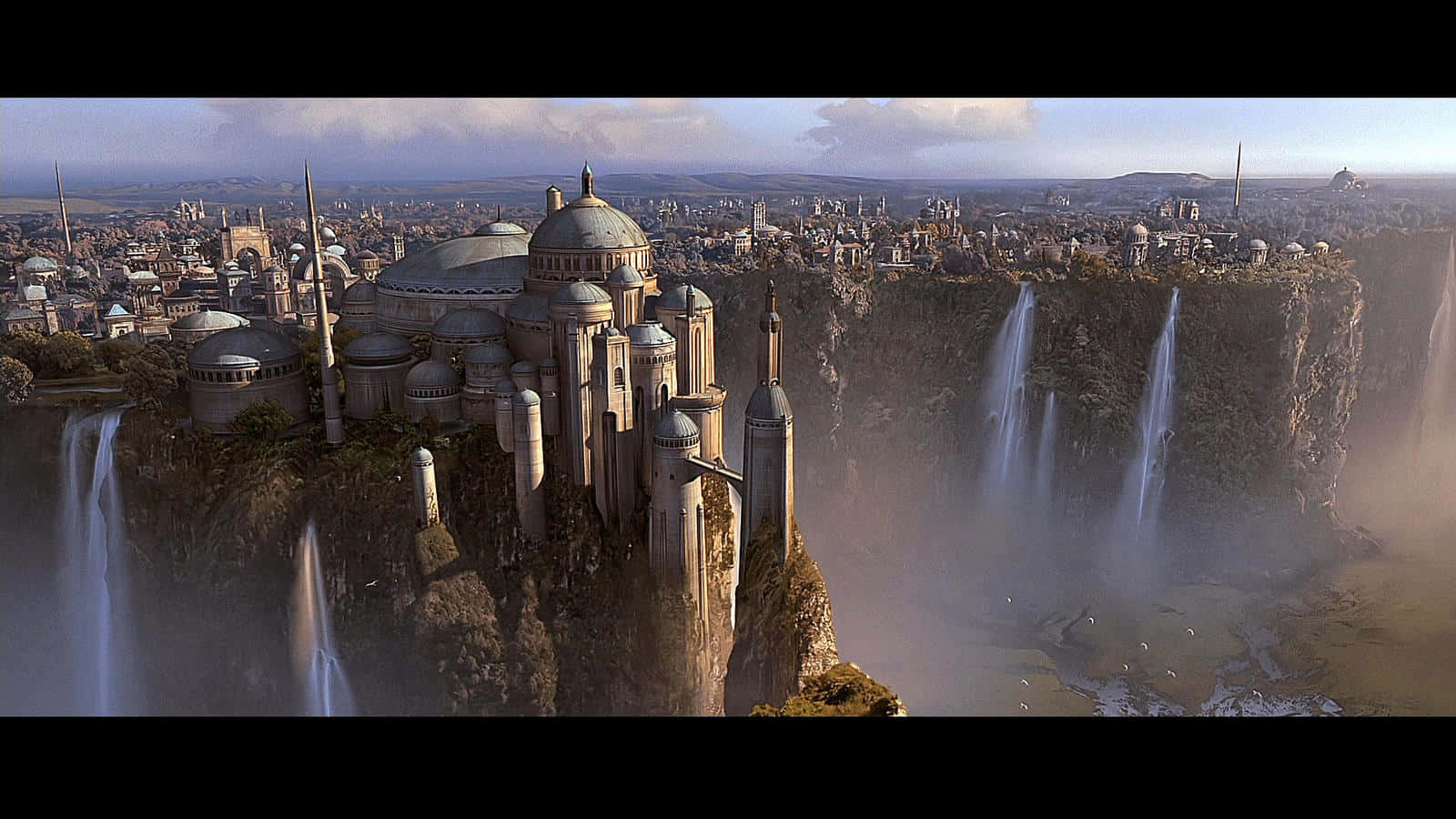 Naboo 桌布 壁紙 — 一座宏偉的圓頂城市坐落在懸崖邊，層疊的瀑布傾瀉而下，落入下方霧氣瀰漫的峽谷。
