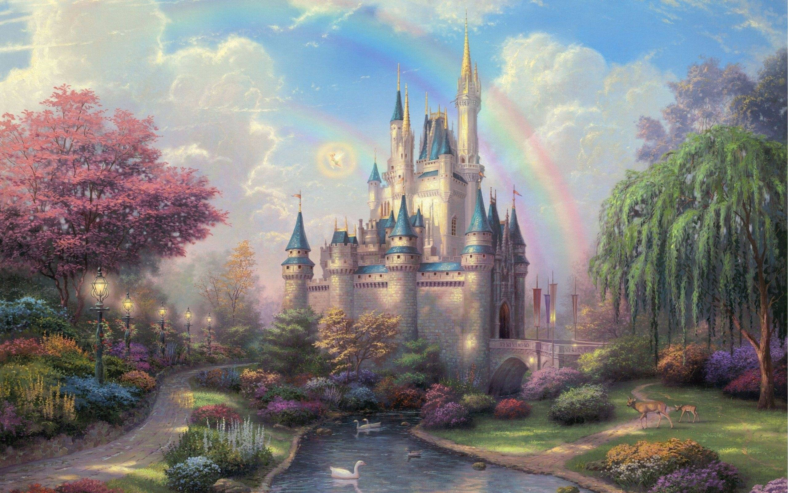 Disney Castle 桌布 壁紙 — 一座宏偉的城堡，擁有藍色尖塔，矗立在鮮豔的彩虹下，周圍是盛開的花園和天鵝悠游的寧靜溪流。