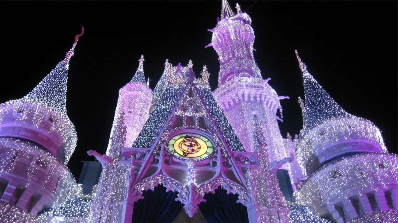 Cinderella Castle 桌布 壁紙 — 一座宏偉的城堡，裝飾著閃爍的紫色和白色燈光，在漆黑的夜空中閃耀。