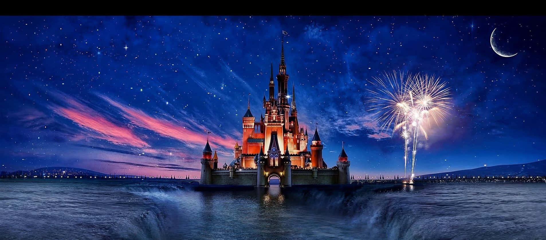 Disney Castle 桌布 壁紙 — 一座宏偉的城堡在夜晚被照亮，煙火在星空和彎月上方綻放。