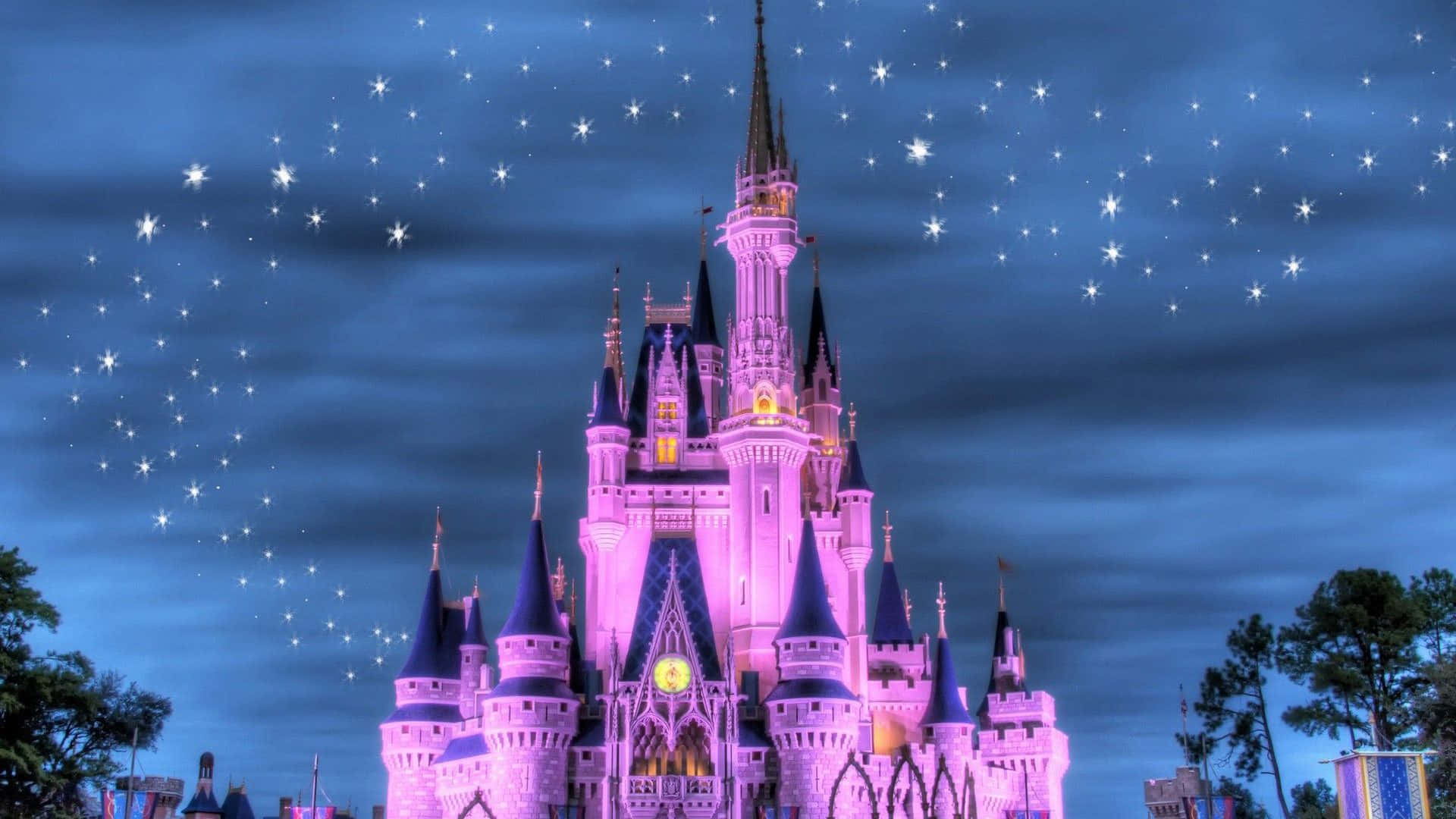 1920x1080 Disney 桌布 壁紙 — 一座宏偉的城堡沐浴在粉紅色的光芒中，矗立在繁星點點的暮色天空下，閃爍的塔樓和黑暗的尖塔。