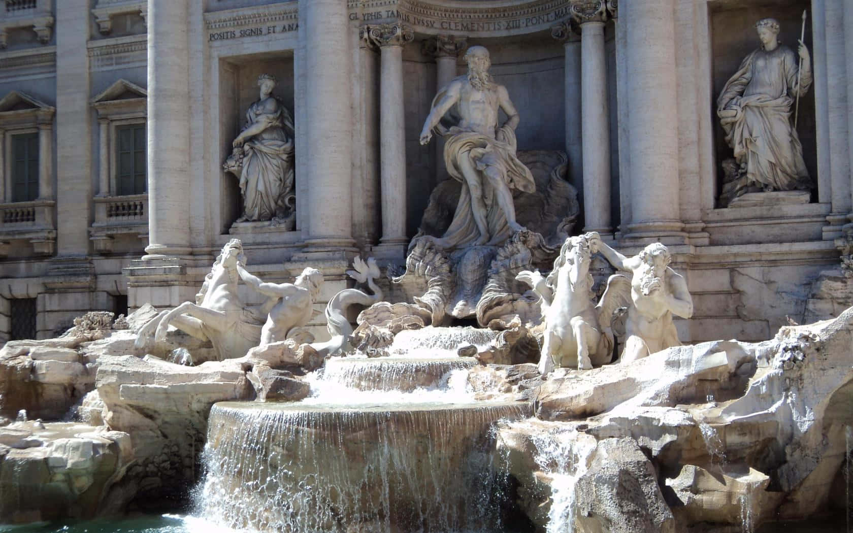 Rome 桌布 壁紙 — 一座宏偉的巴洛克式噴泉，擁有白色大理石雕像和層疊流水，在明亮的日光下。