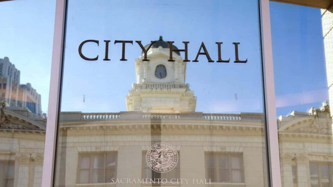 Clock 桌布 壁紙 — 一座宏偉的新古典主義市政廳大樓連同鐘樓，倒映在標有「city hall」的玻璃窗上。