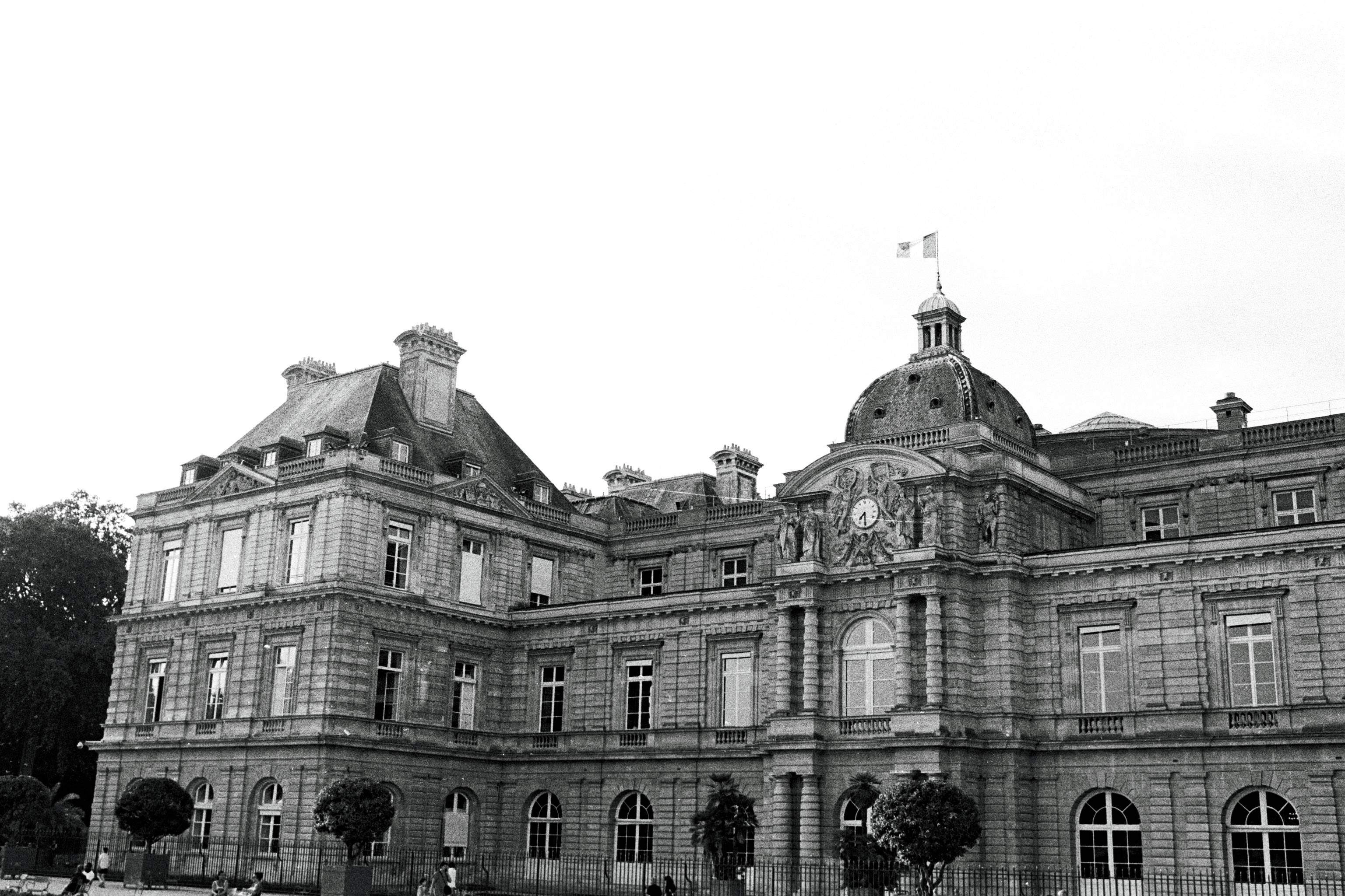 Luxembourg 桌布 壁紙 — 一座宏偉的新古典主義建築，擁有圓頂鐘樓和華麗的外立面，在陰天之下以單色莊嚴地矗立。