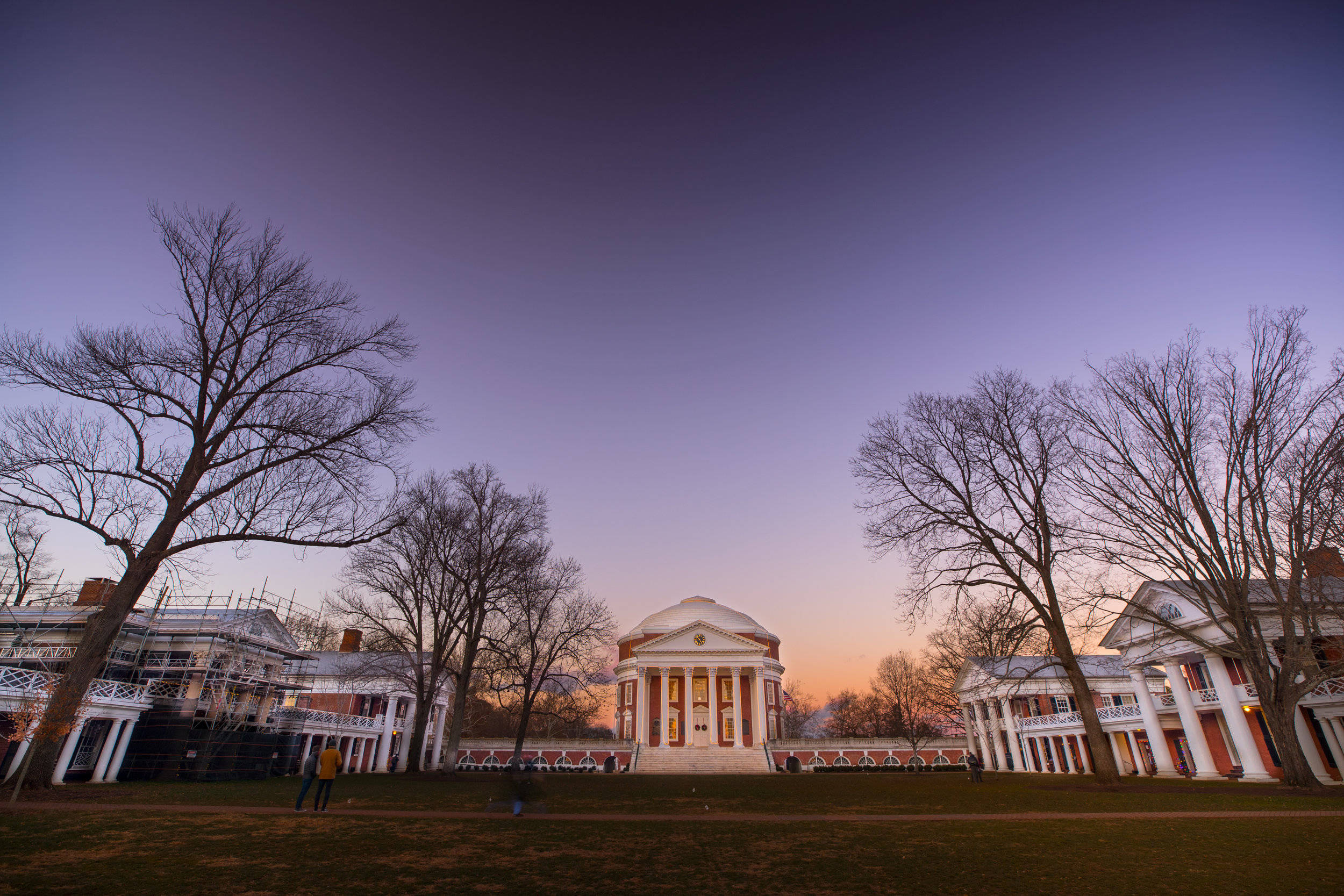 Virginia 桌布 壁紙 — 一座宏偉的新古典主義建築，白色柱廊矗立在暮色天空下，光禿的樹木襯托著場景。